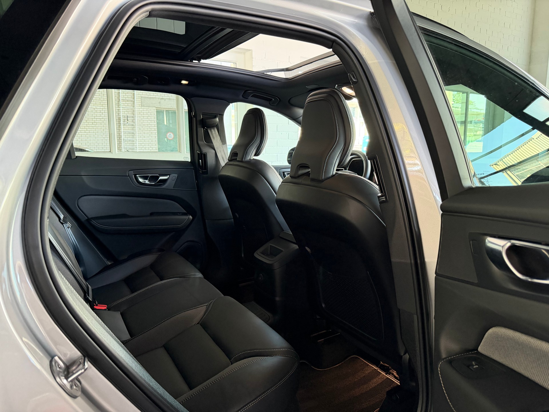 VOLVO XC60 T6 eAWD PluginHybrid R-Design Geartronic-image-10