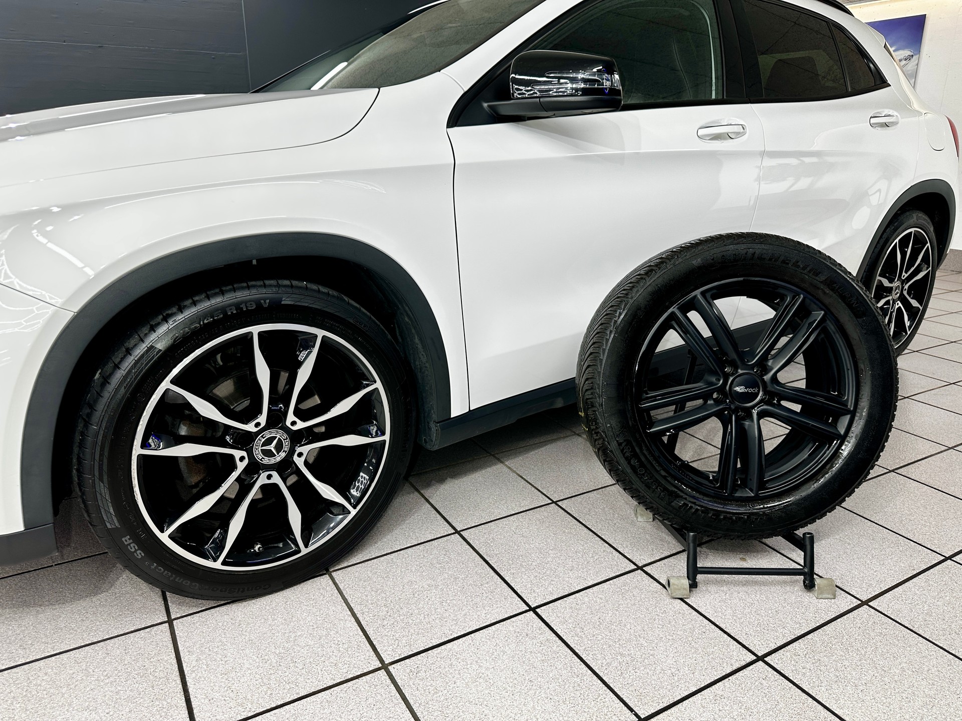 MERCEDES-BENZ GLA 200 d Swiss Star Edition Urban 4Matic 7G-DCT-image-11