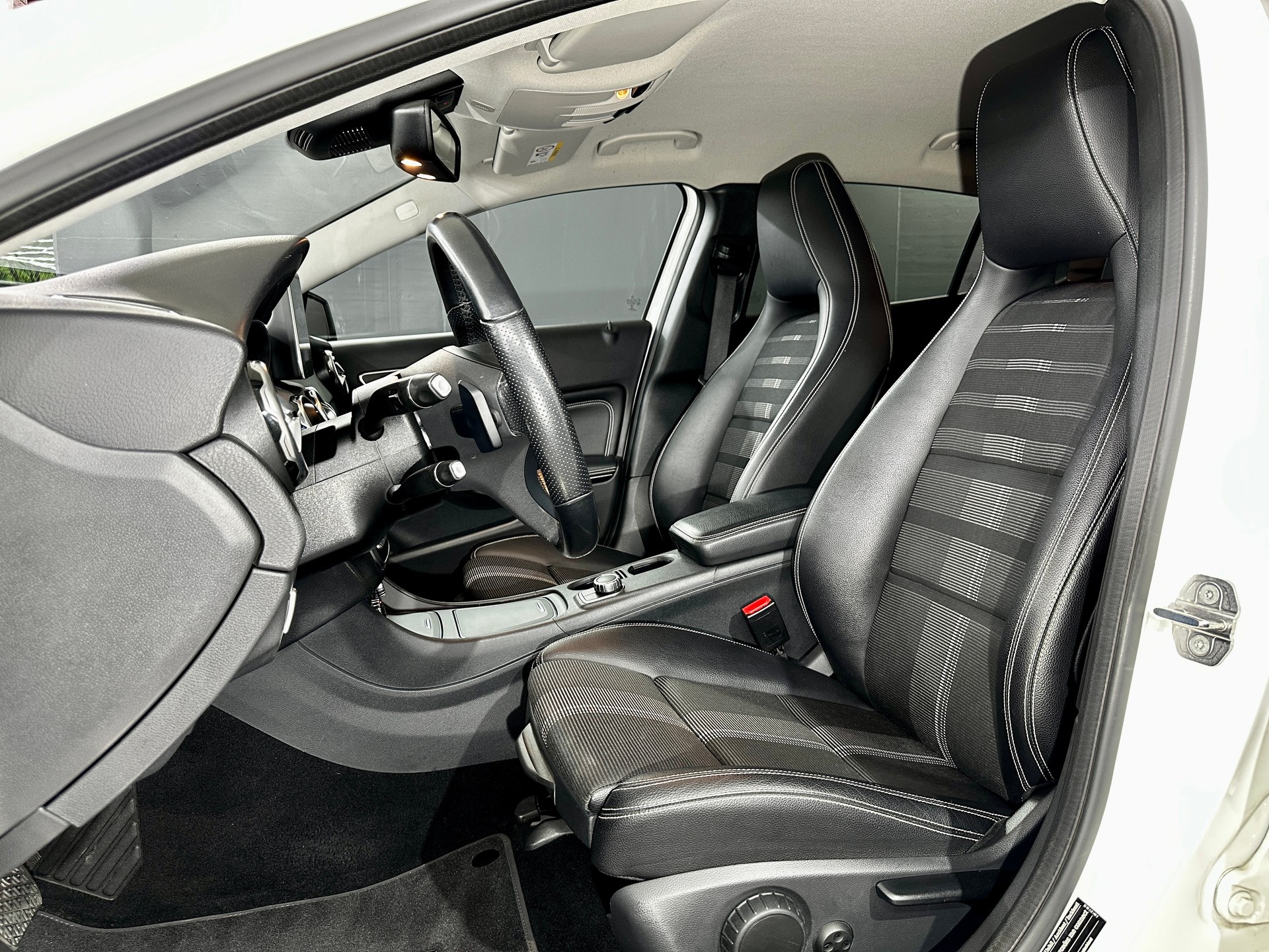 MERCEDES-BENZ GLA 200 d Swiss Star Edition Urban 4Matic 7G-DCT-image-14