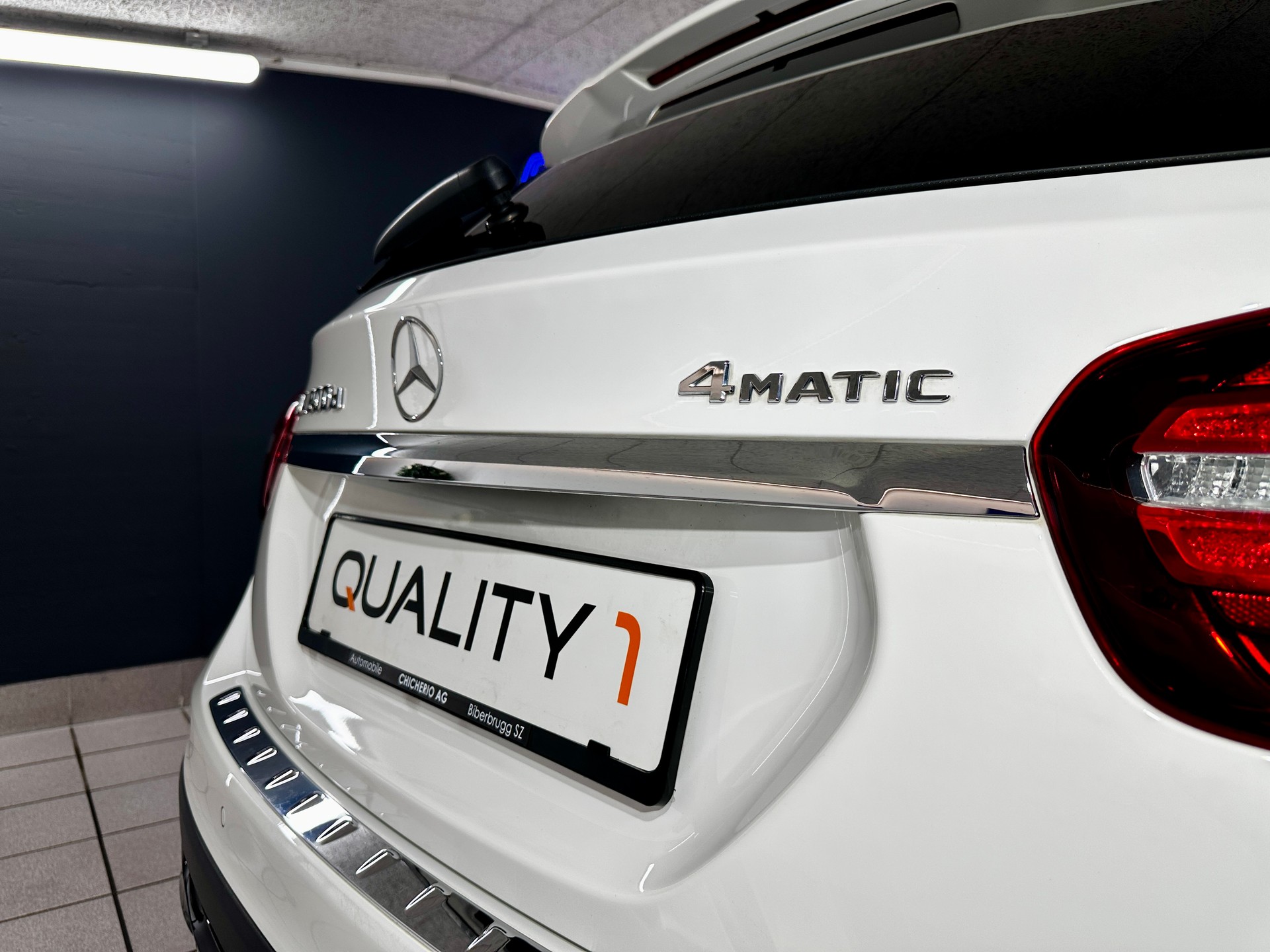 MERCEDES-BENZ GLA 200 d Swiss Star Edition Urban 4Matic 7G-DCT-showroom-element-3