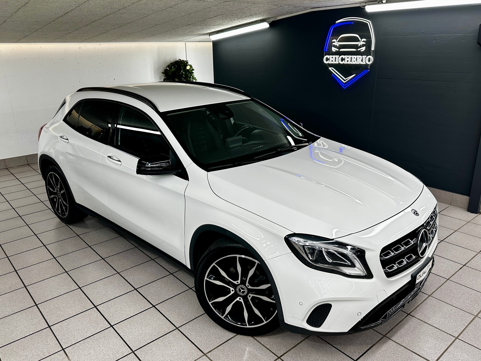 MERCEDES-BENZ GLA 200 d Swiss Star Edition Urban 4Matic 7G-DCT-showroom-element-1