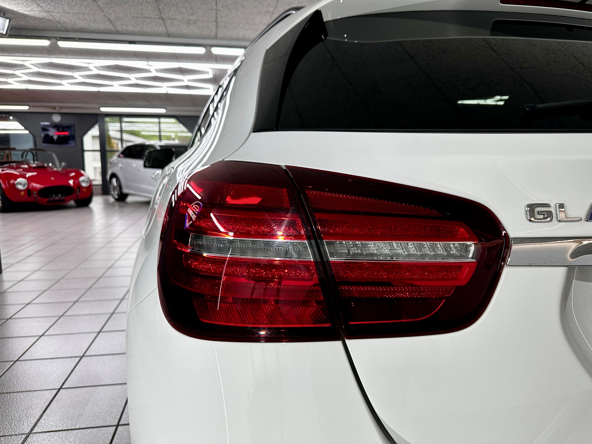 MERCEDES-BENZ GLA 200 d Swiss Star Edition Urban 4Matic 7G-DCT-image-6