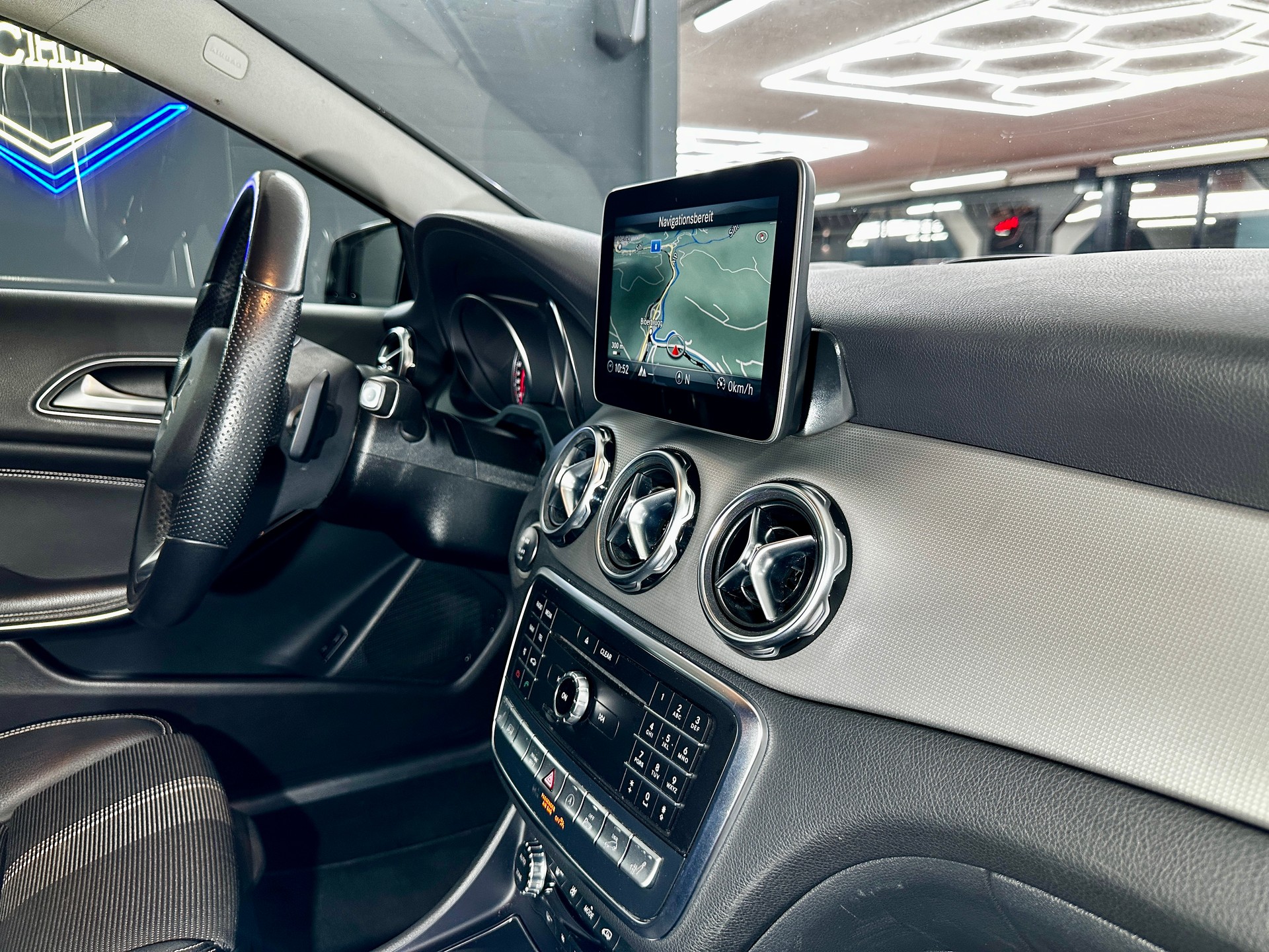 MERCEDES-BENZ GLA 200 d Swiss Star Edition Urban 4Matic 7G-DCT-image-23