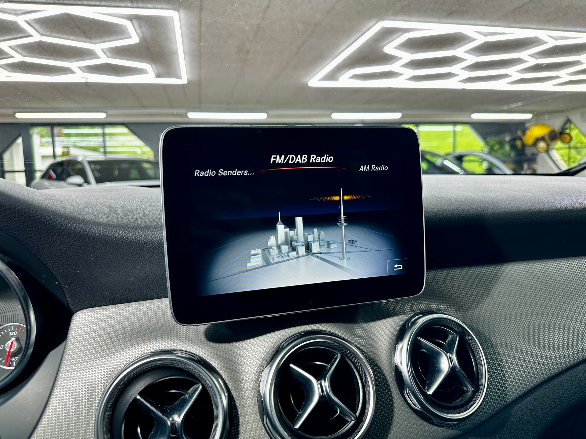MERCEDES-BENZ GLA 200 d Swiss Star Edition Urban 4Matic 7G-DCT-image-22