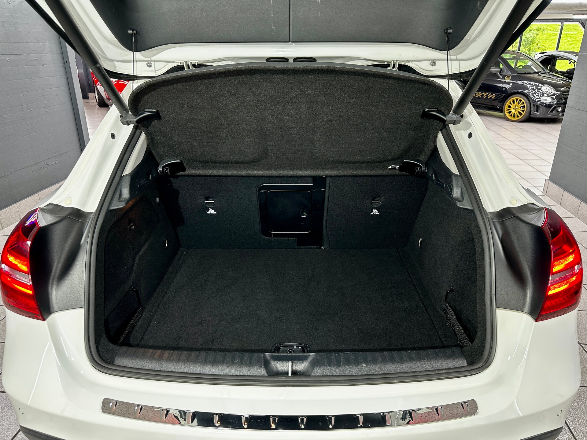 MERCEDES-BENZ GLA 200 d Swiss Star Edition Urban 4Matic 7G-DCT-image-30