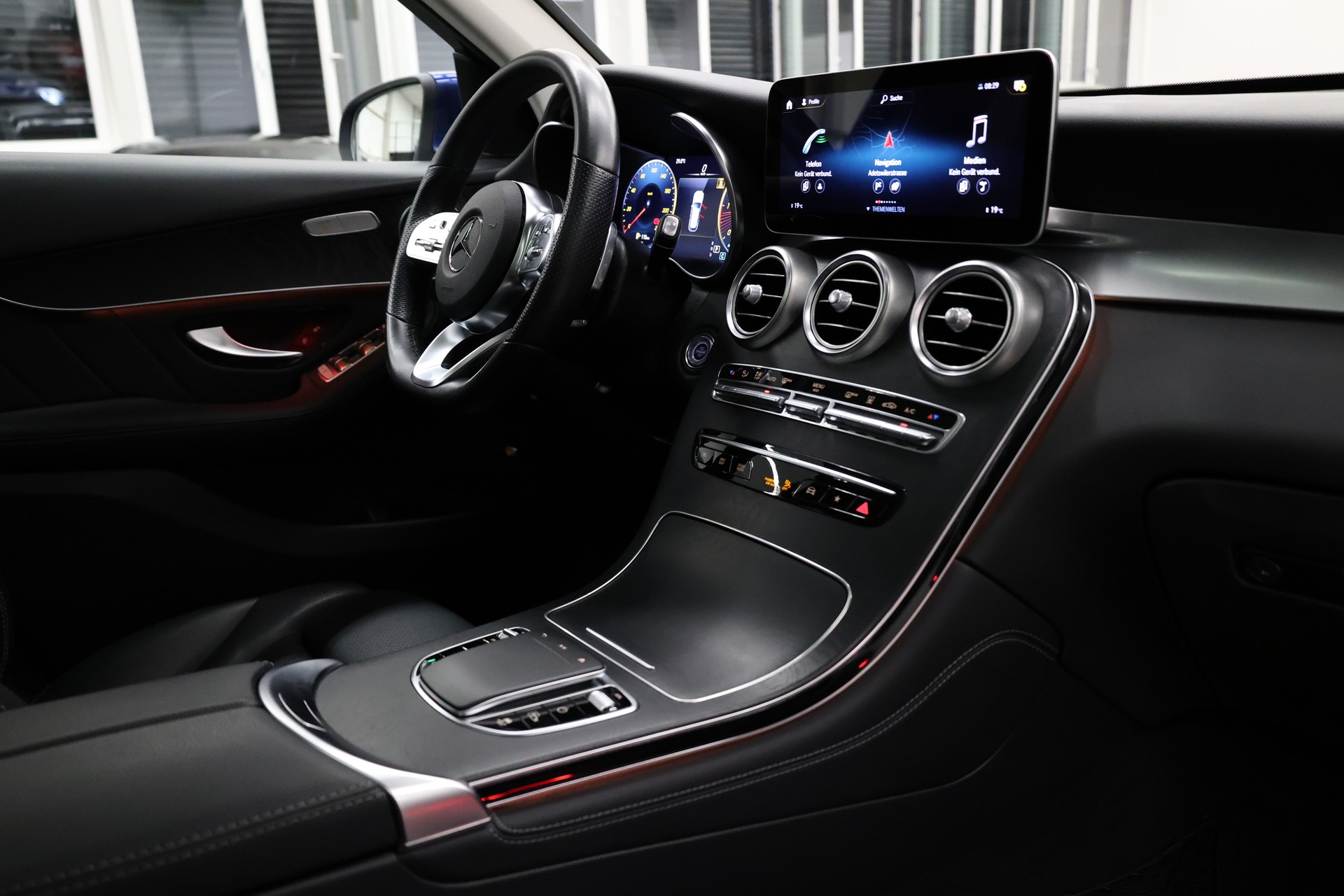 MERCEDES-BENZ GLC 220 d AMG Line 4m-image-17