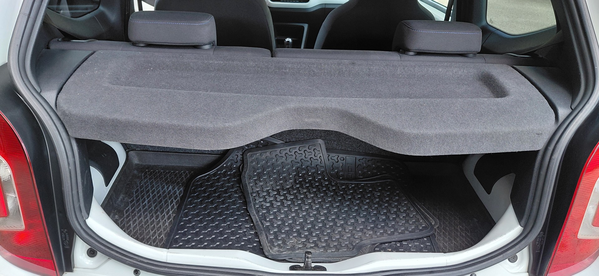 VW Up 1.0 BMT club up-image-8
