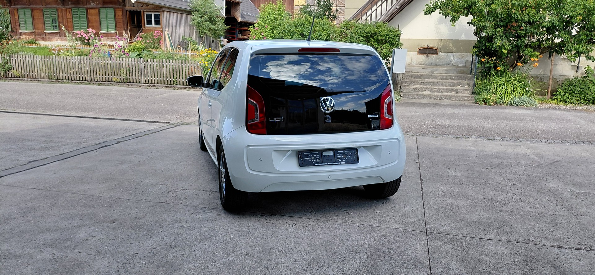 VW Up 1.0 BMT club up-image-3
