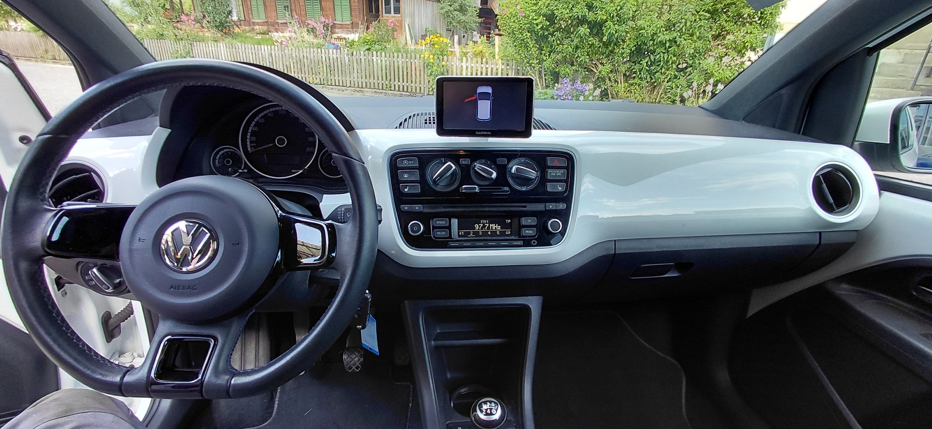 VW Up 1.0 BMT club up-image-9
