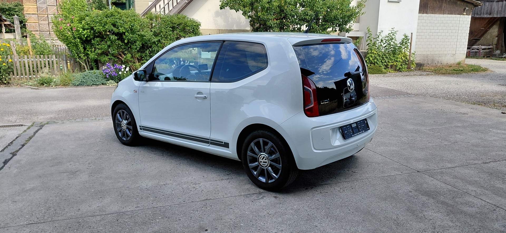 VW Up 1.0 BMT club up-image-2