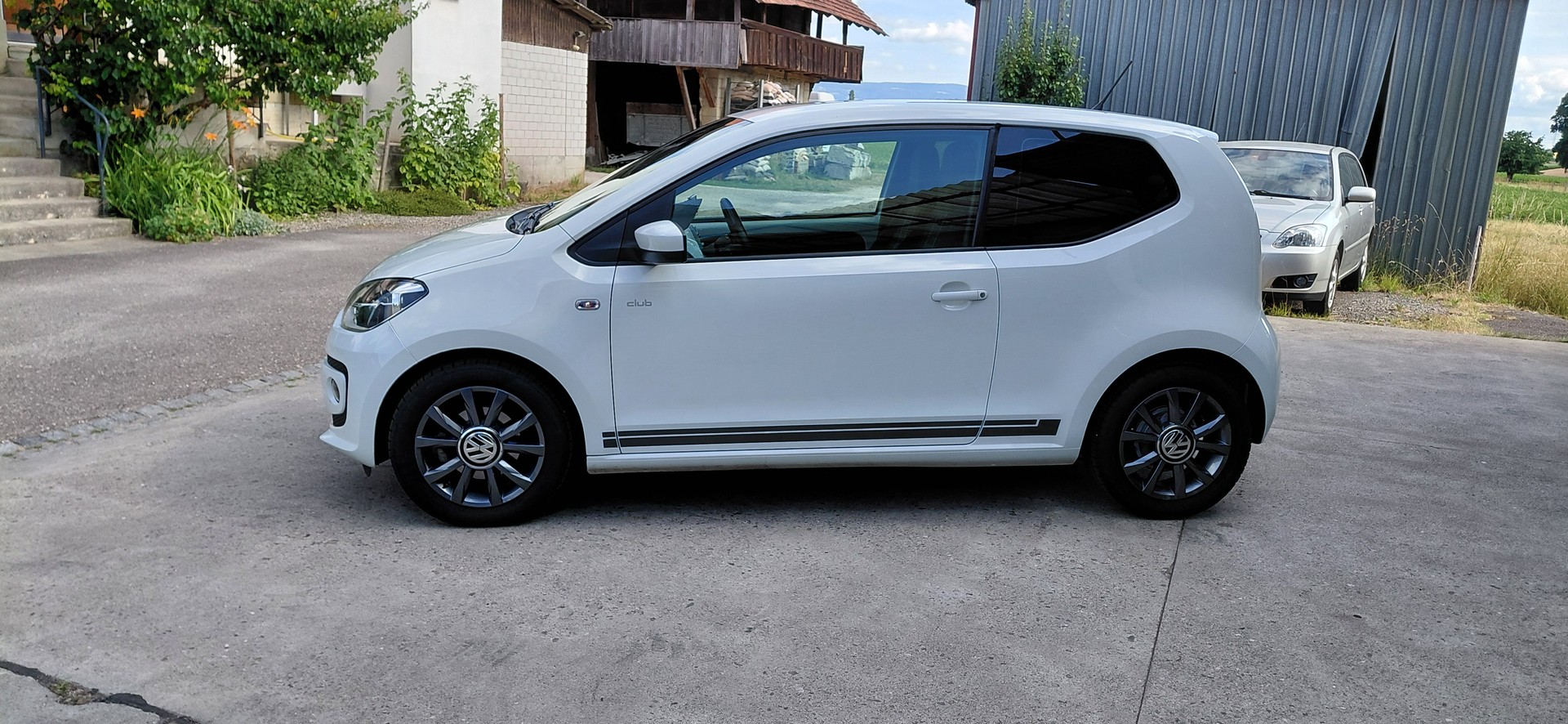 VW Up 1.0 BMT club up-image-1
