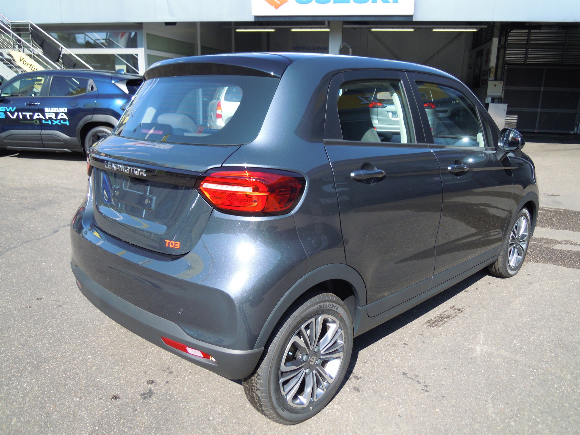 LEAPMOTOR T03 37kWh-showroom-element-2