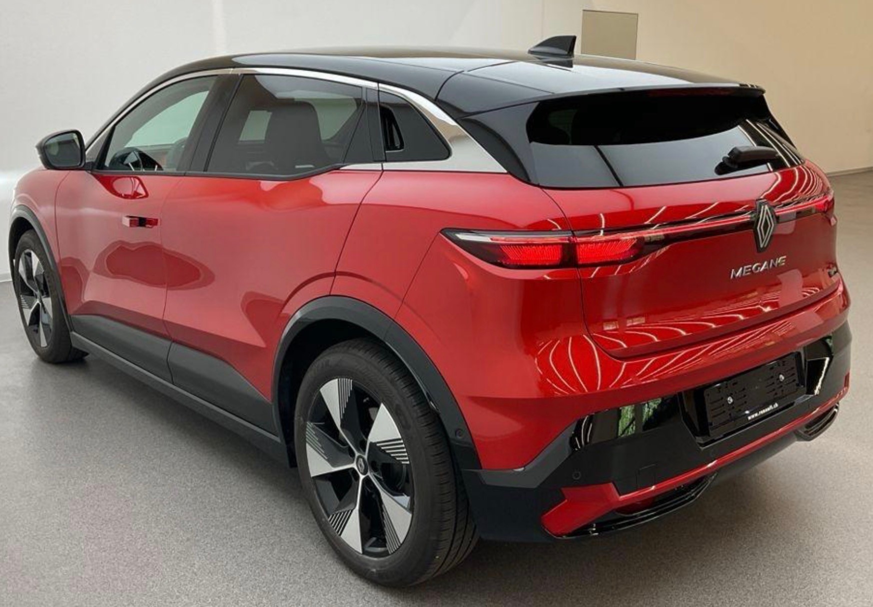 RENAULT Mégane E-TECH EV60 Iconic-showroom-element-1