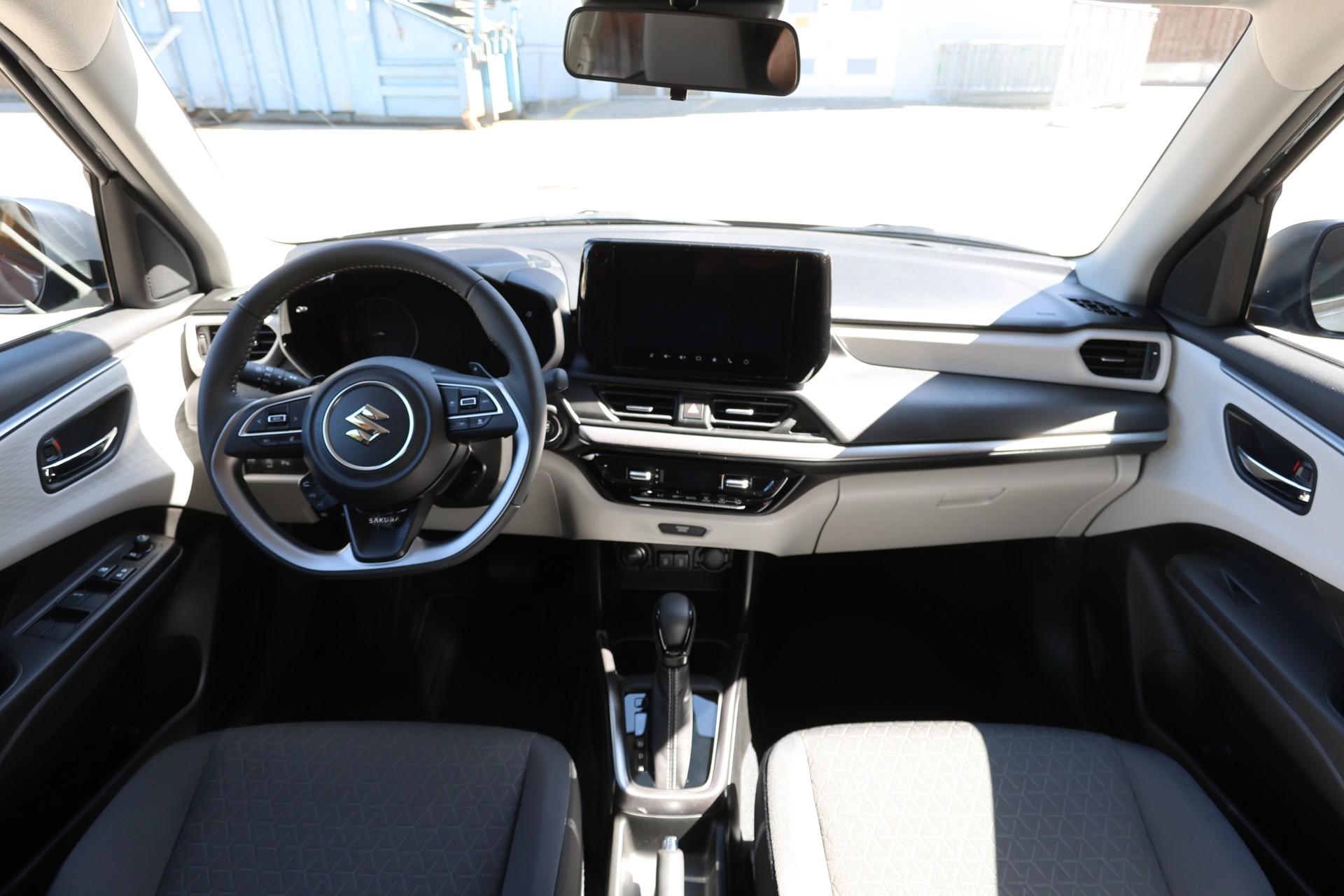 SUZUKI Swift 1.2 Sakura Top Hybrid Automat-showroom-element-3