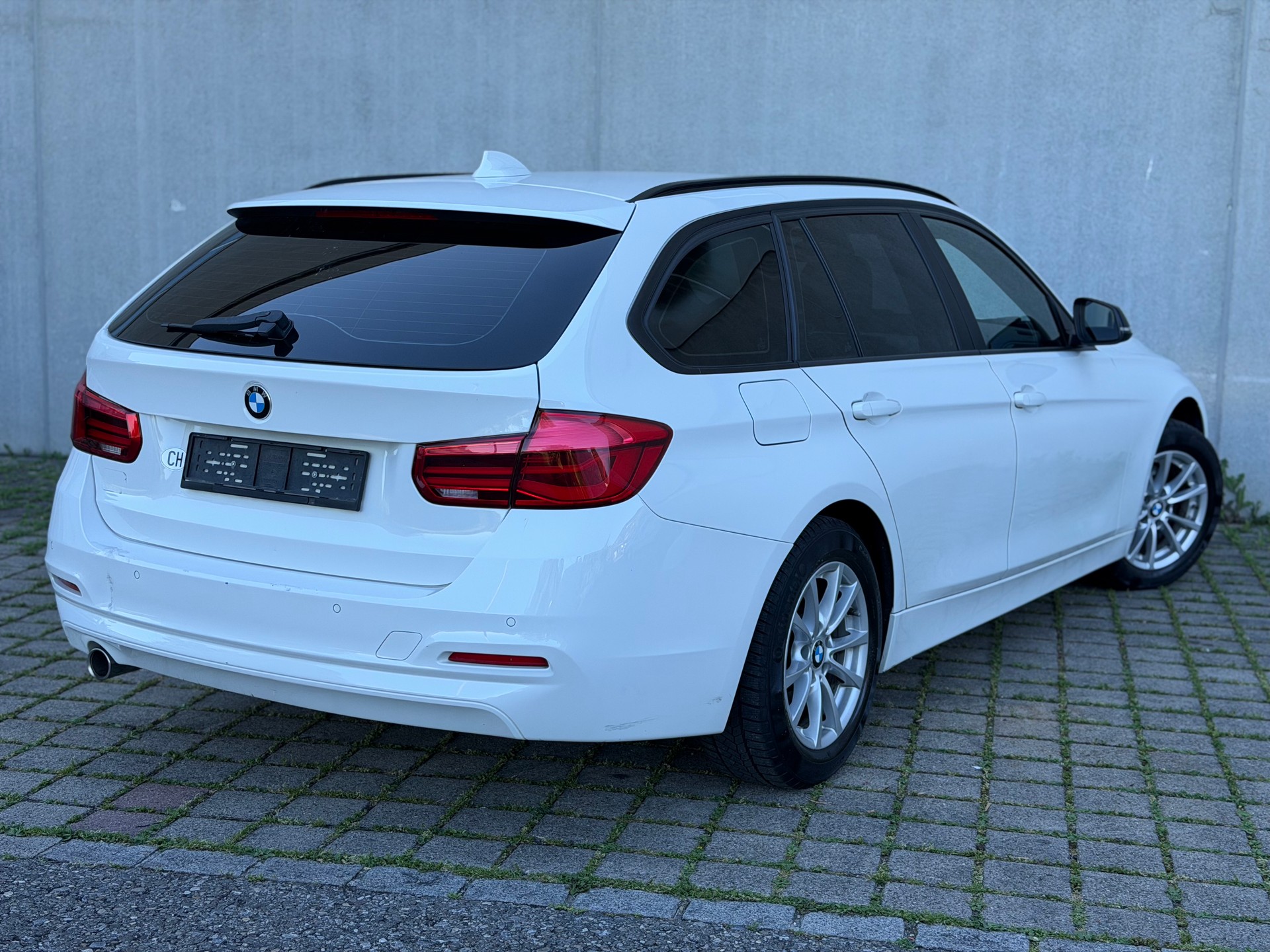 BMW 316d Touring Business Steptronic-showroom-element-2