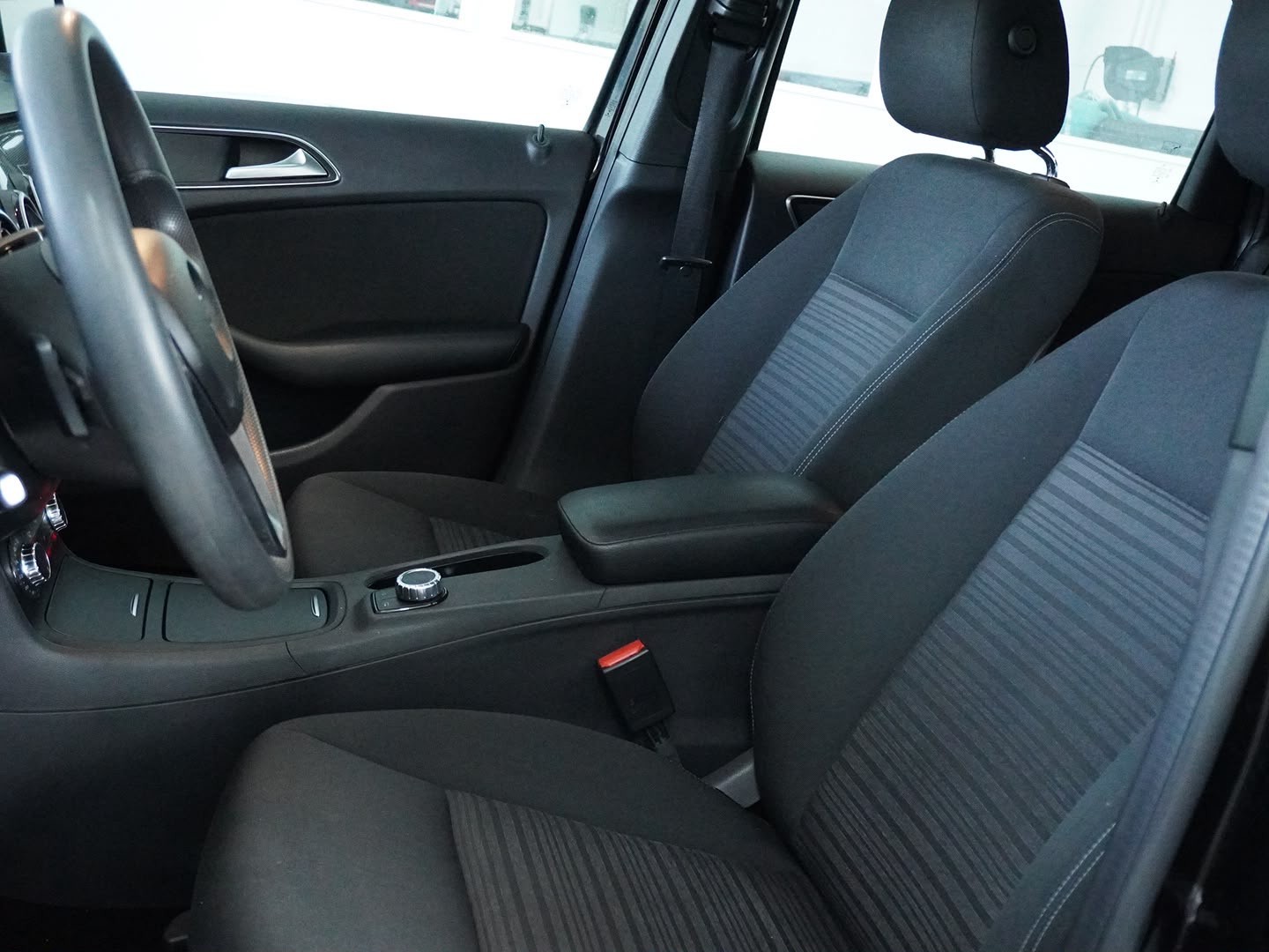 MERCEDES-BENZ B 220 4Matic 7G-DCT-showroom-element-3