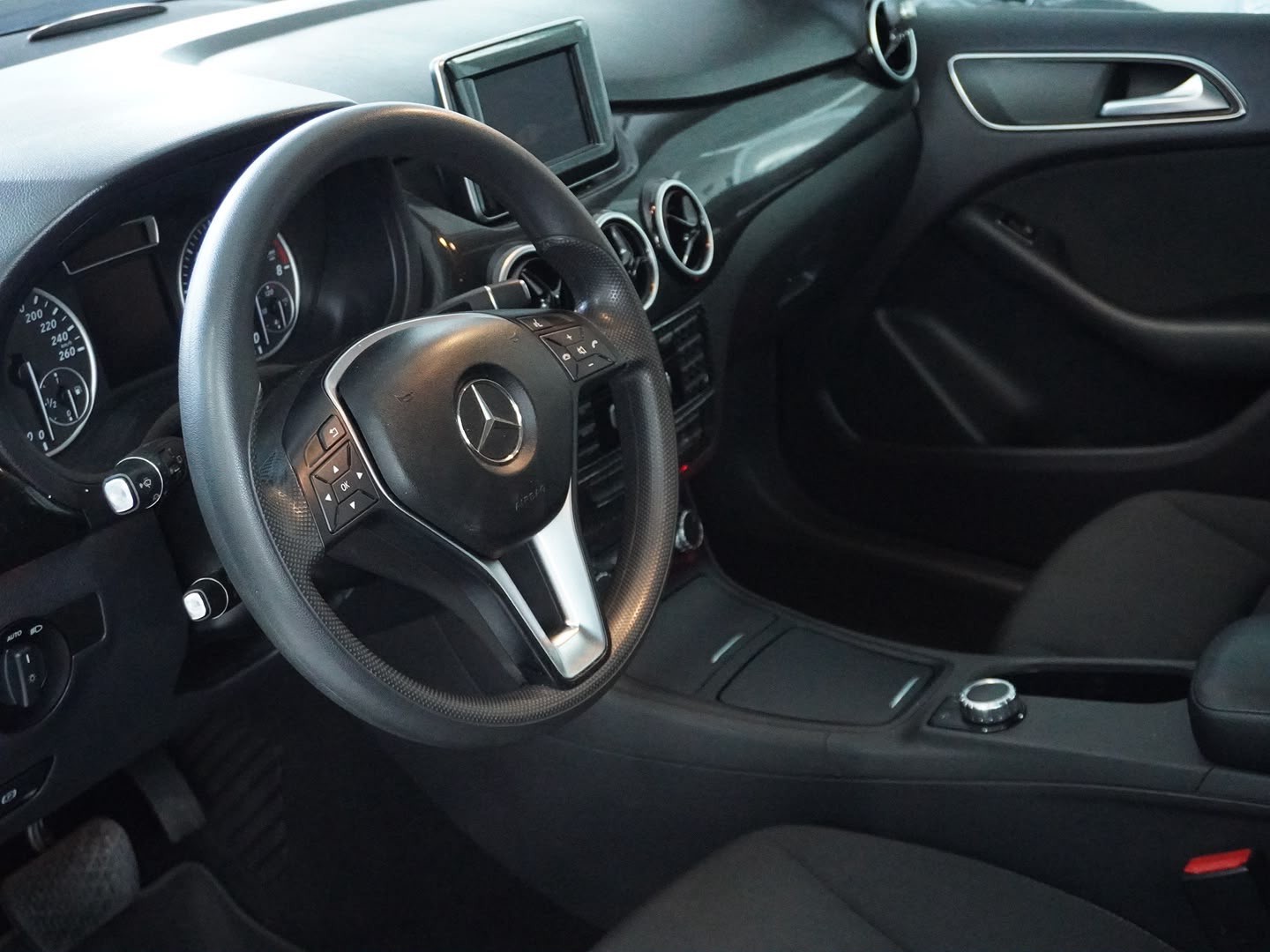 MERCEDES-BENZ B 220 4Matic 7G-DCT-showroom-element-2