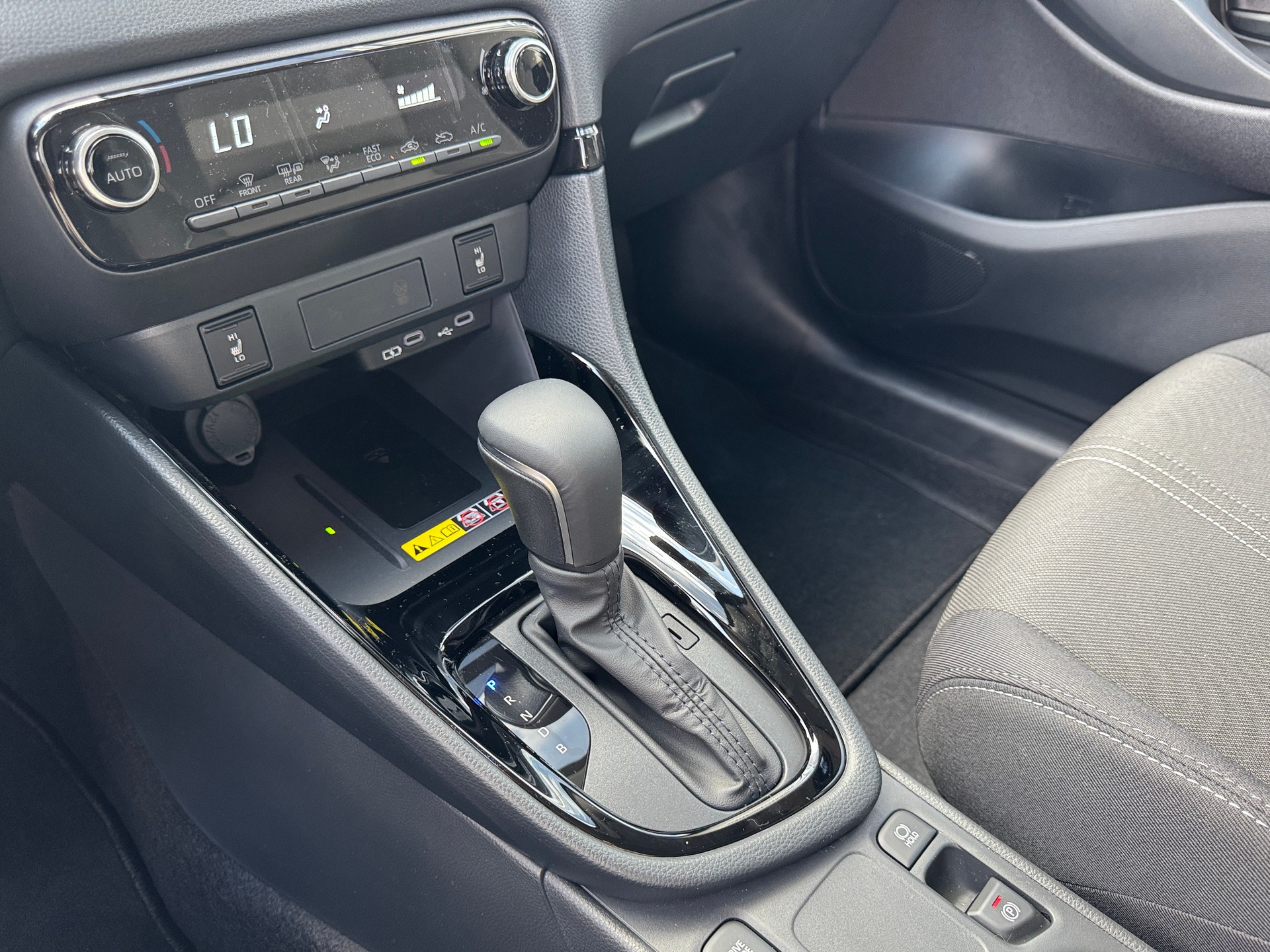 TOYOTA Yaris 1.5 Trend e-CVT-image-16