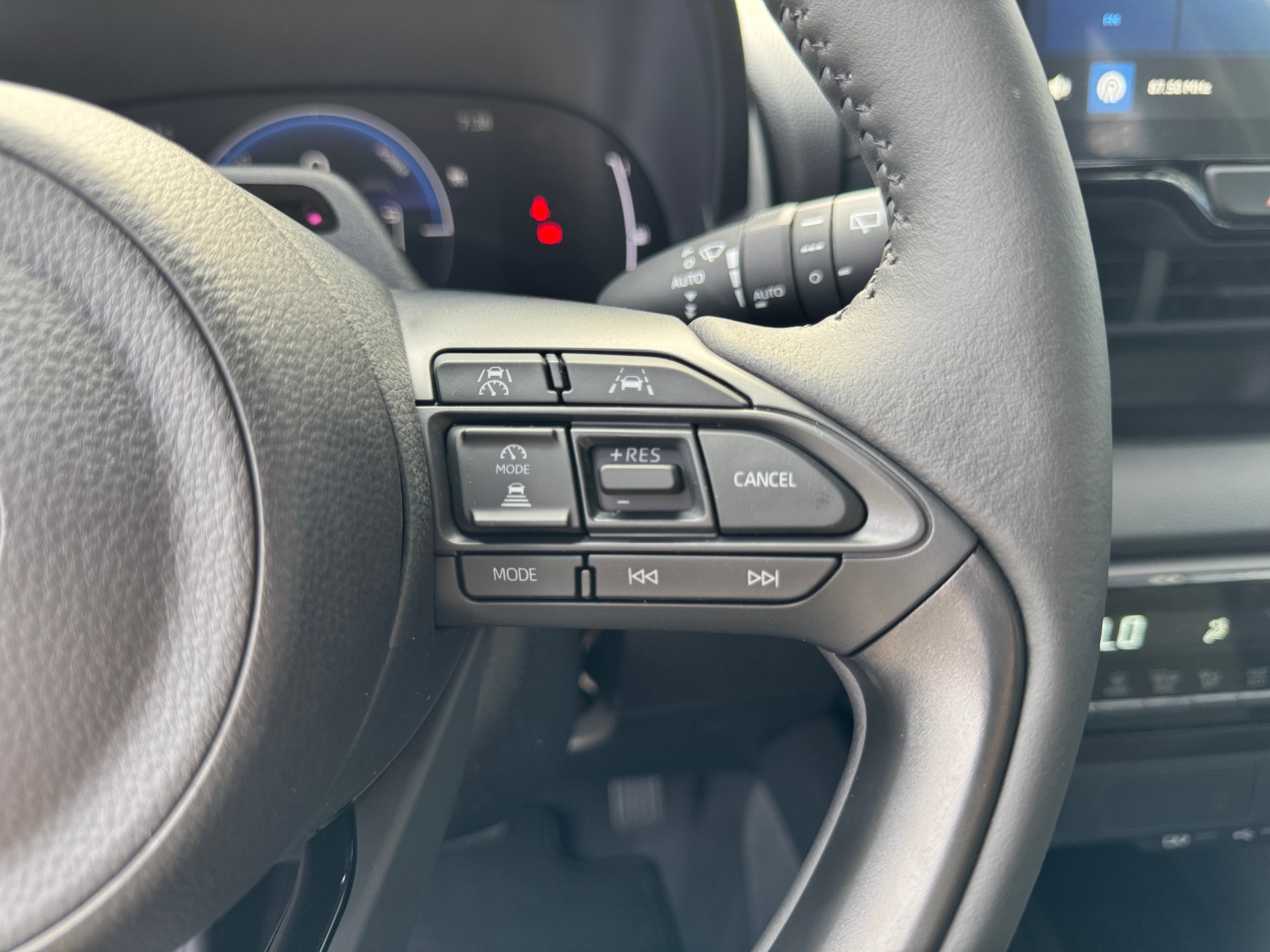TOYOTA Yaris 1.5 Trend e-CVT-image-13
