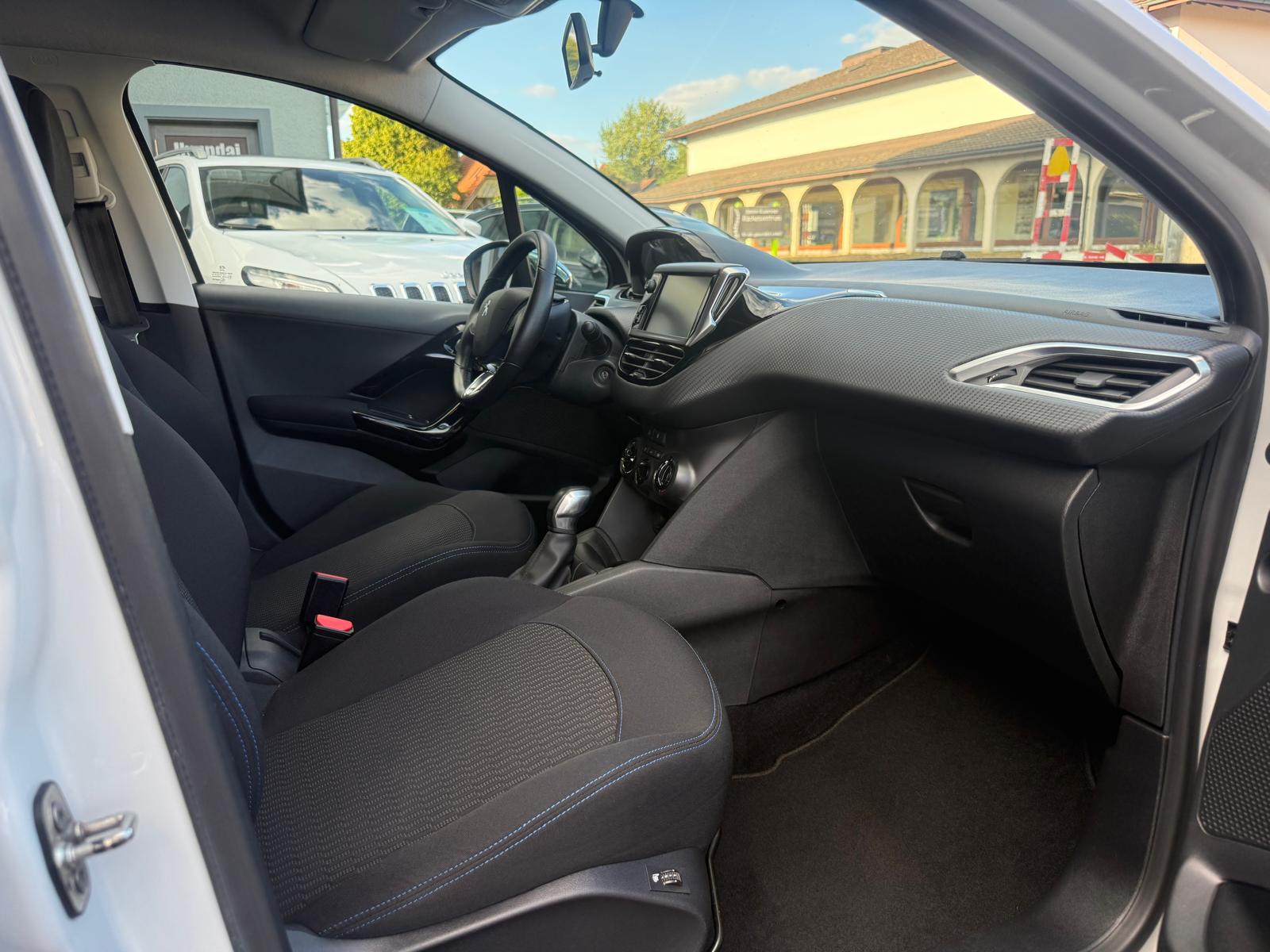 PEUGEOT 208 1.2 PureTech Style-image-10