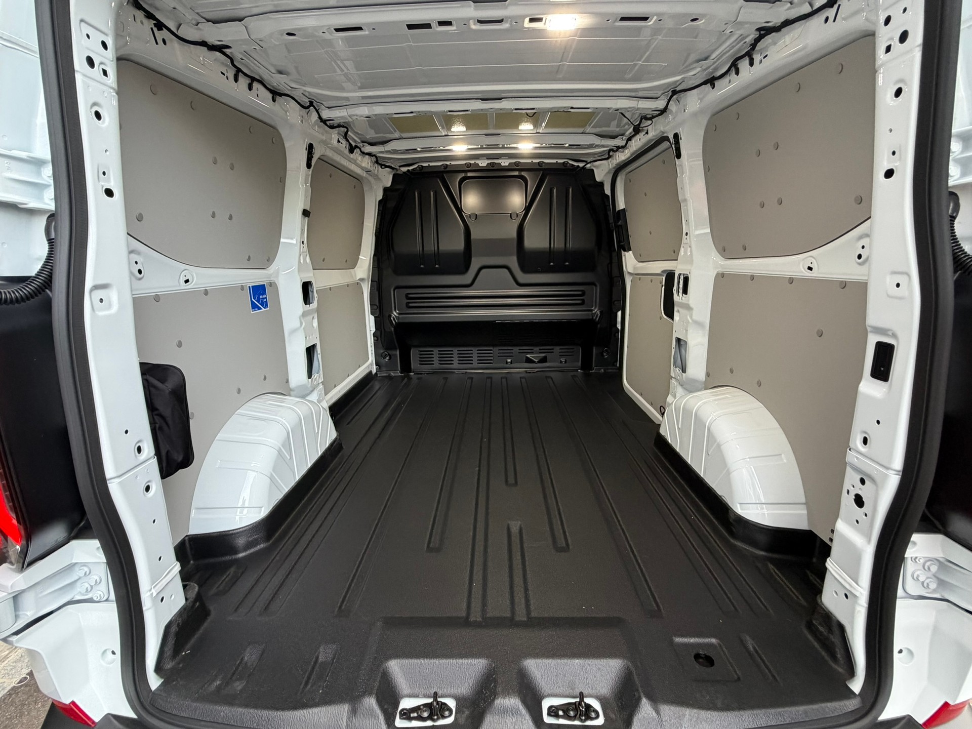 FORD Transit Custom Van 320 L1H1 83kWh Trend-image-7