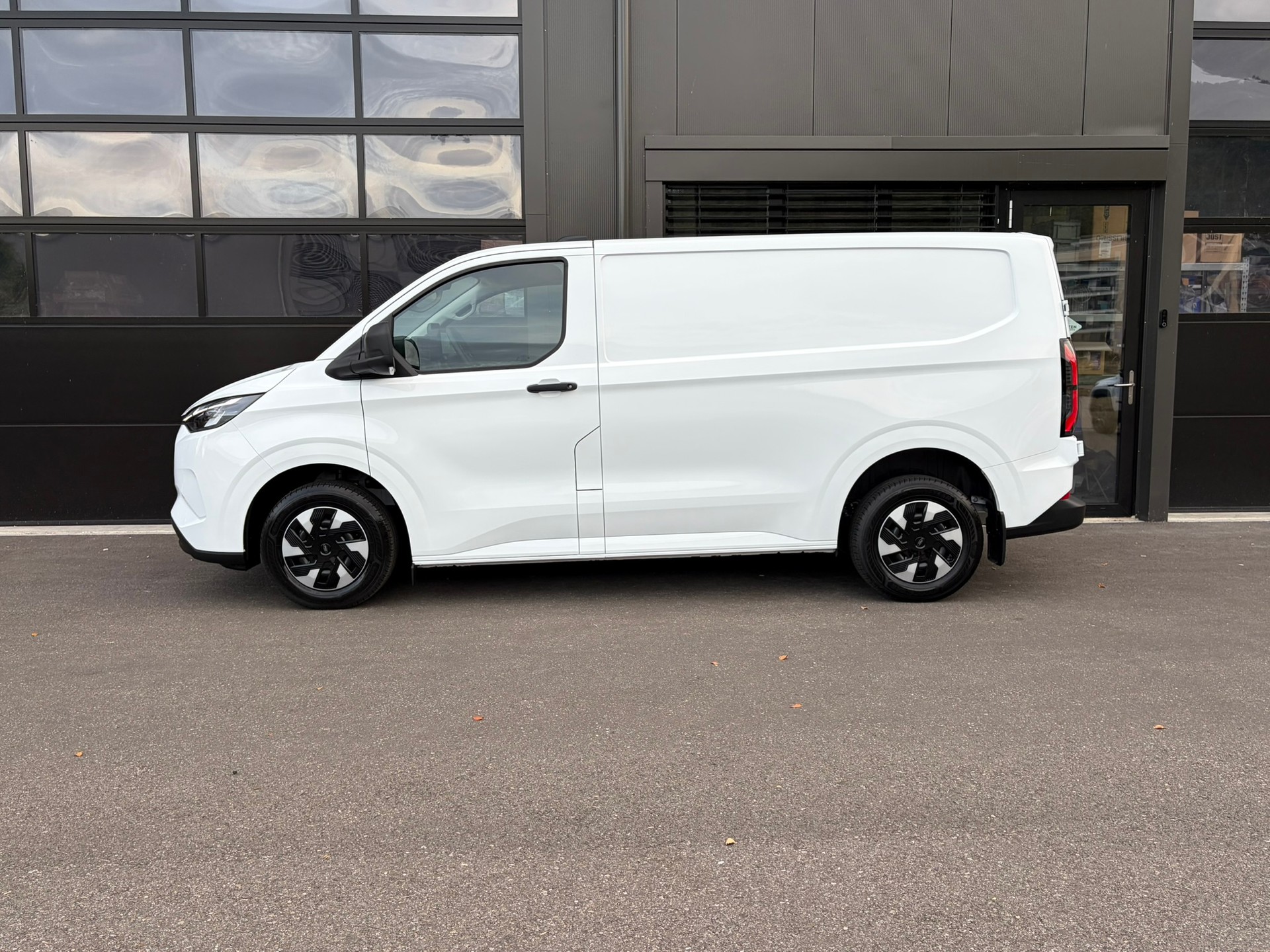 FORD Transit Custom Van 320 L1H1 83kWh Trend