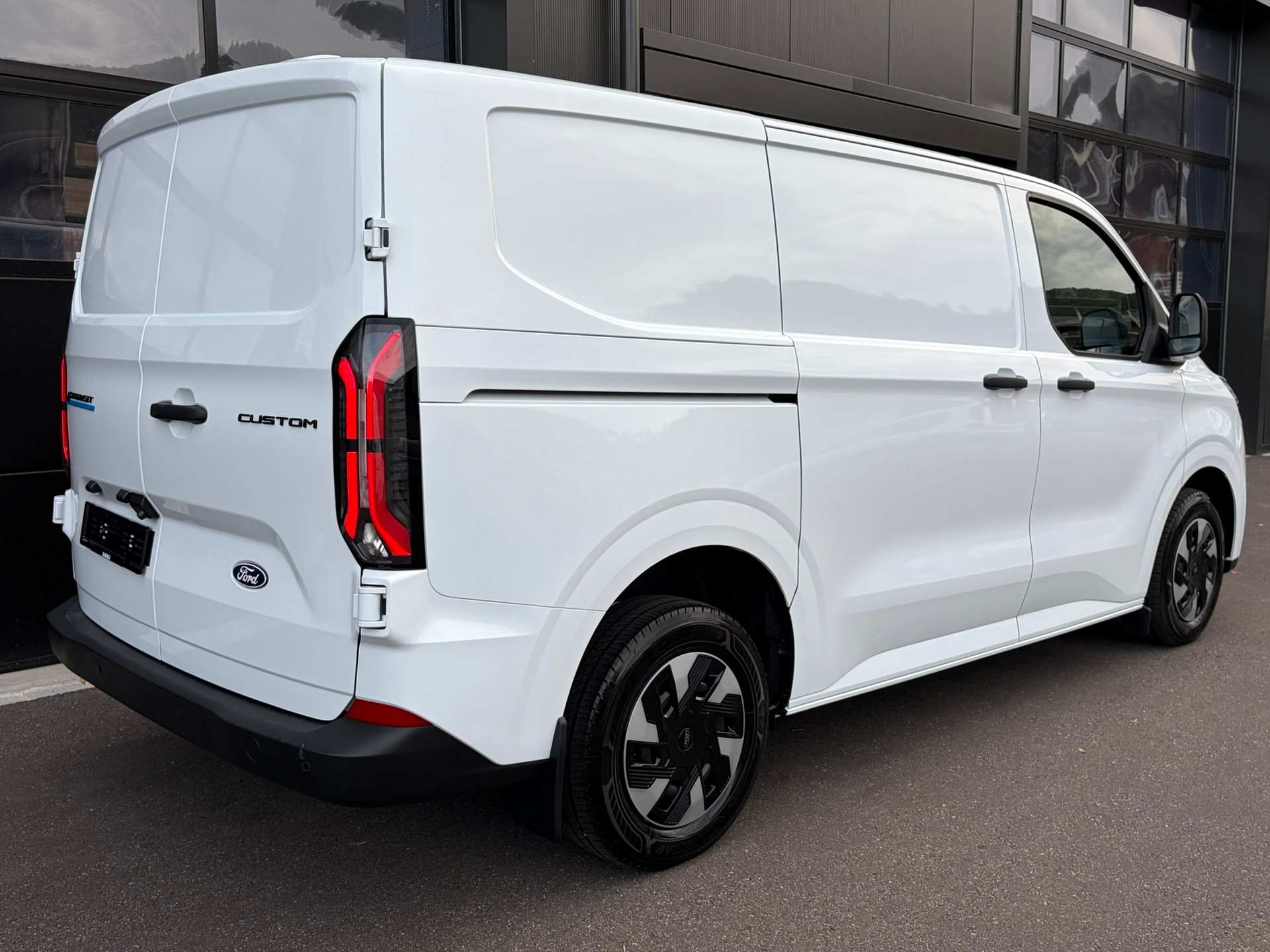 FORD Transit Custom Van 320 L1H1 83kWh Trend-image-5