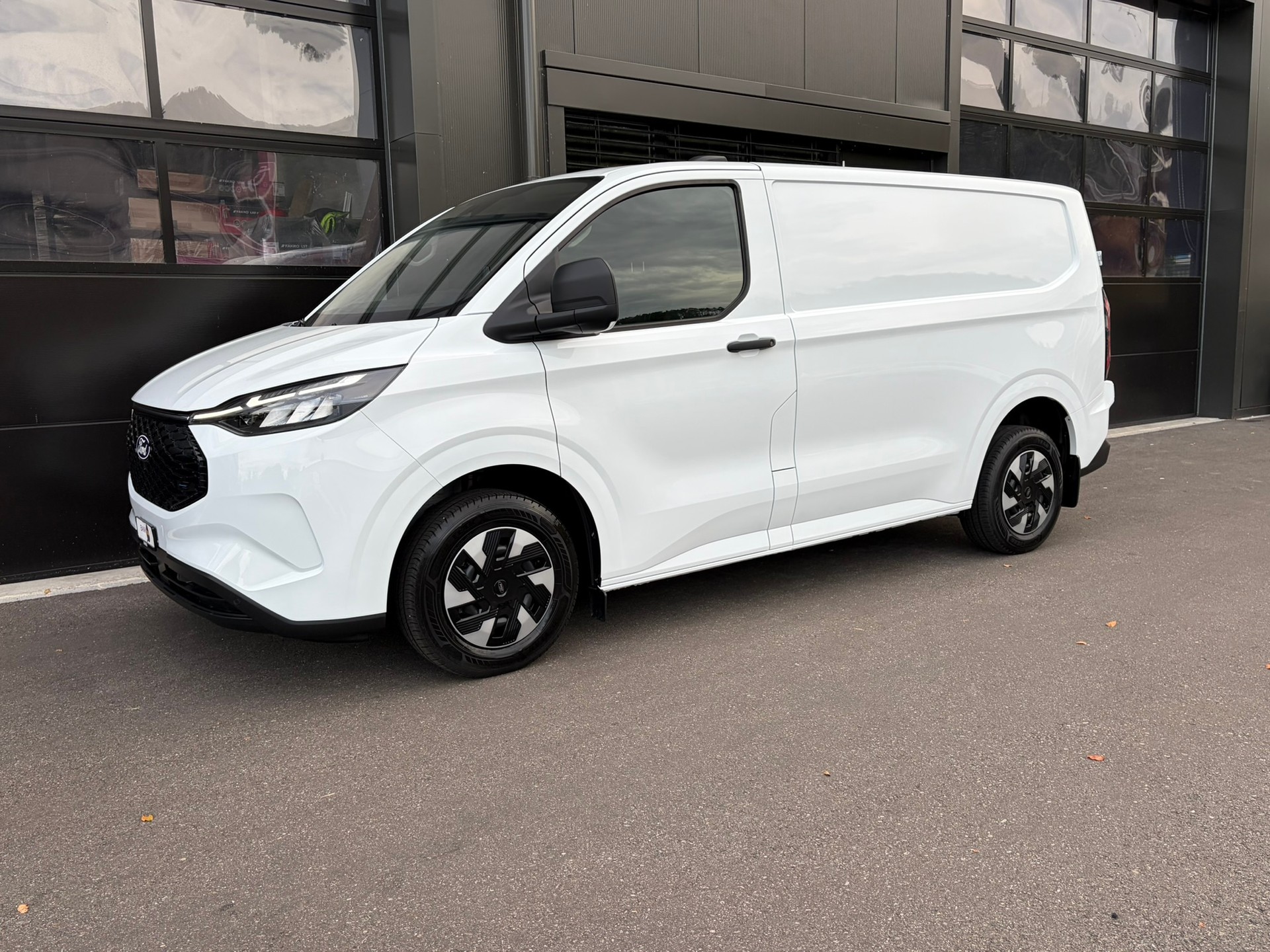 FORD Transit Custom Van 320 L1H1 83kWh Trend-showroom-element-1