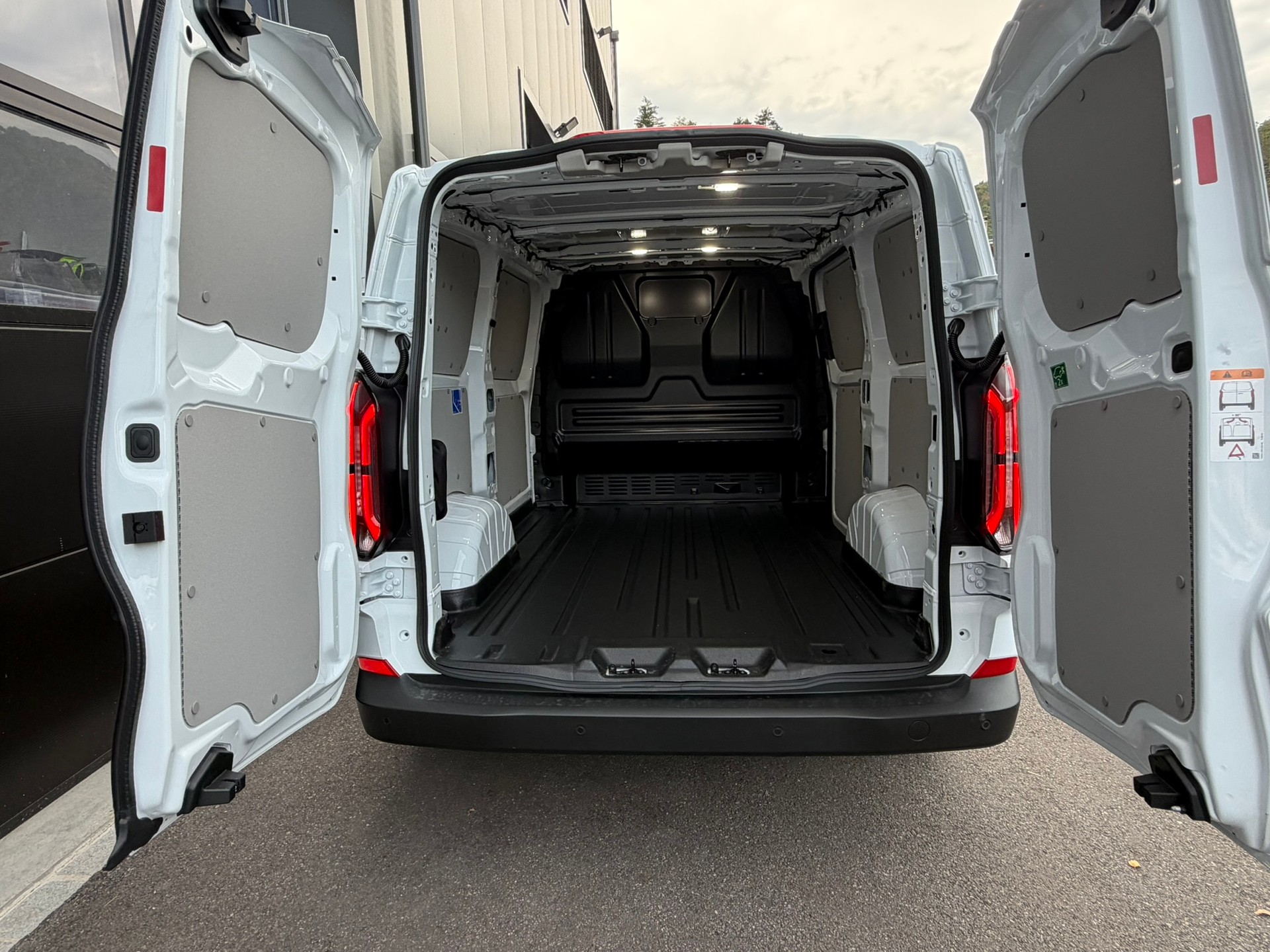 FORD Transit Custom Van 320 L1H1 83kWh Trend-image-8