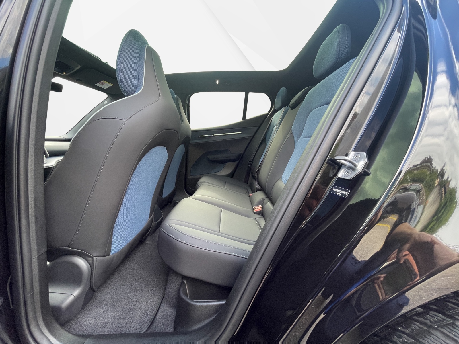 VOLVO EX 30 E60 Twin Ultra Performance AWD-image-13