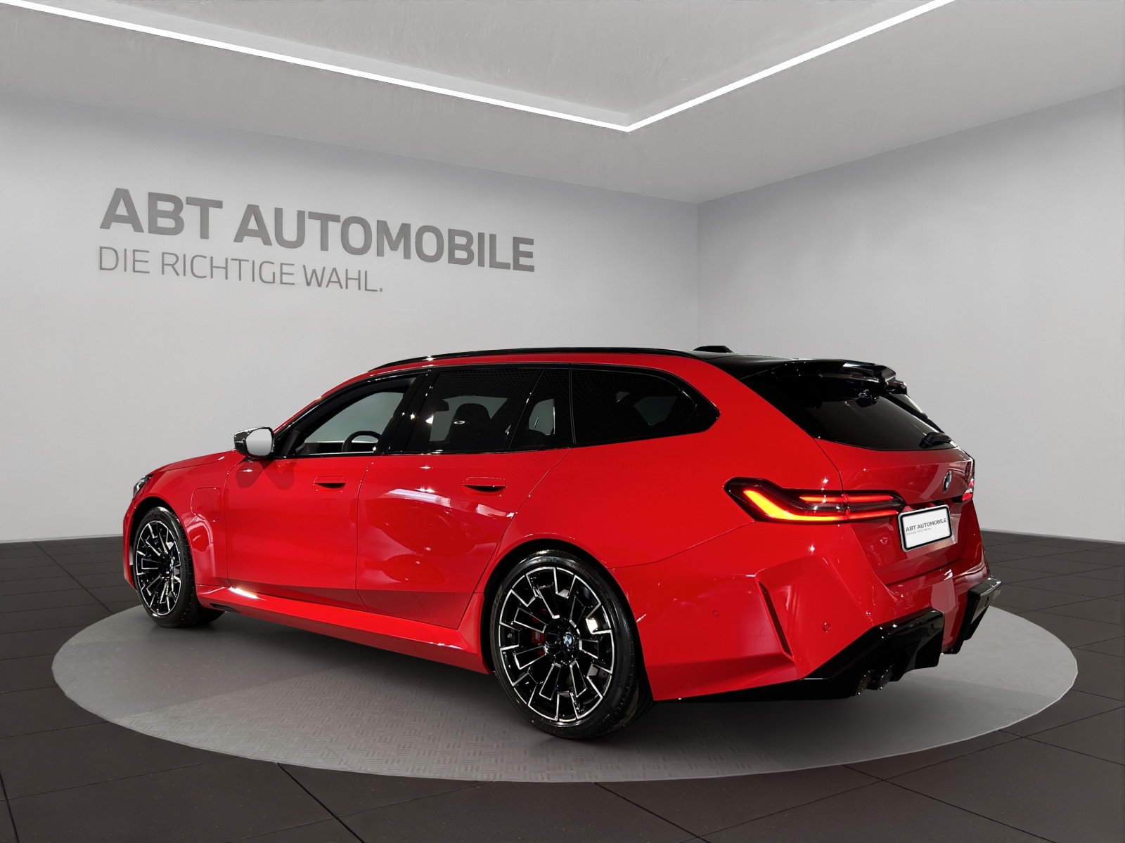 BMW M5 xDrive Touring-showroom-element-2