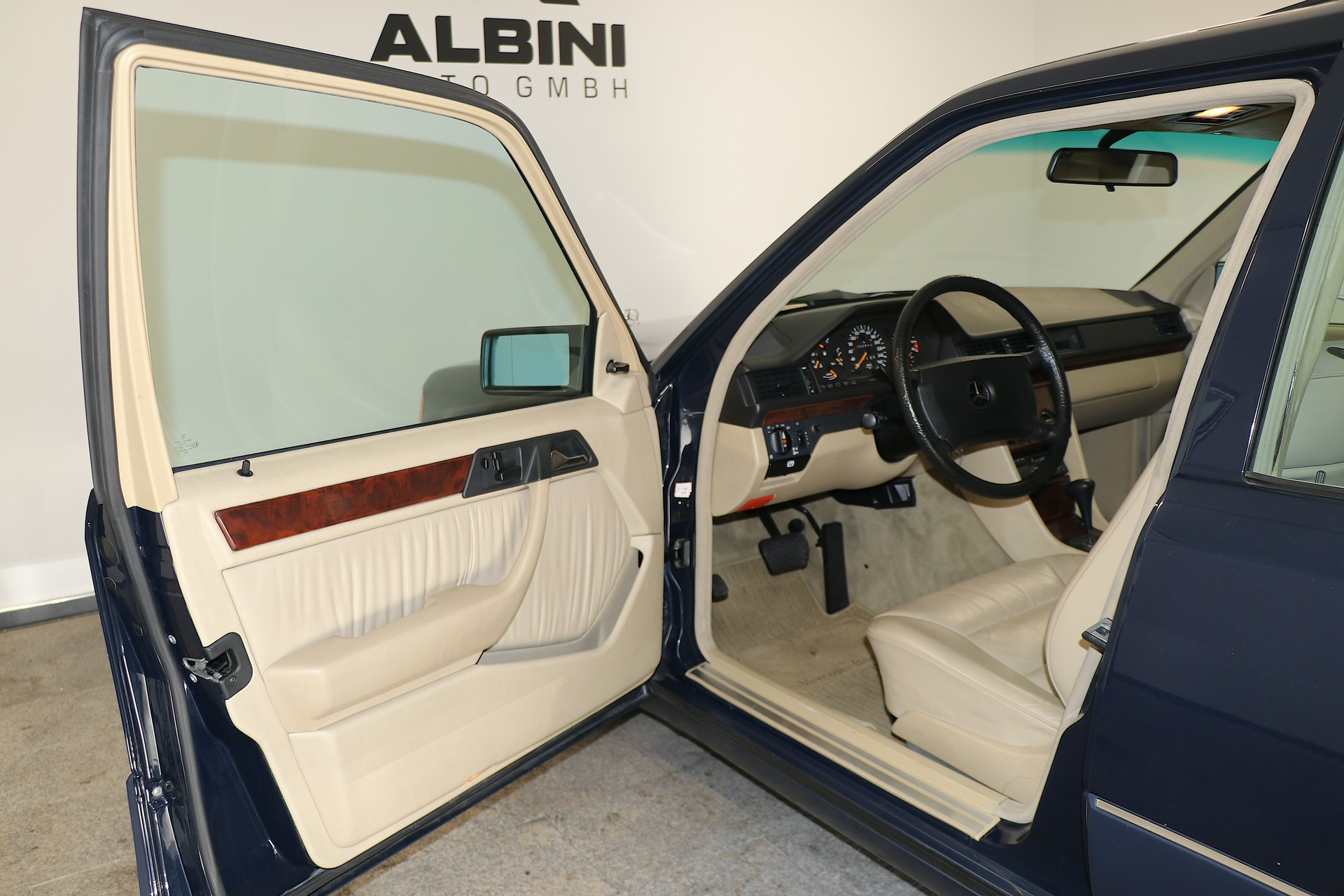 MERCEDES-BENZ 300 E-24*Veteranenfahrzeug*-image-4