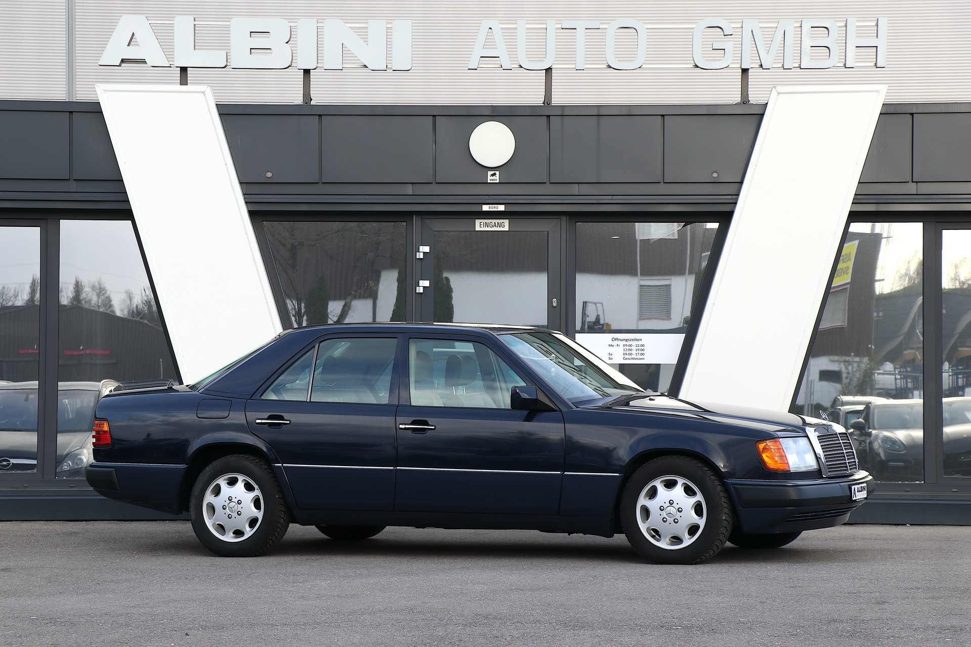MERCEDES-BENZ 300 E-24*Veteranenfahrzeug*-showroom-element-1