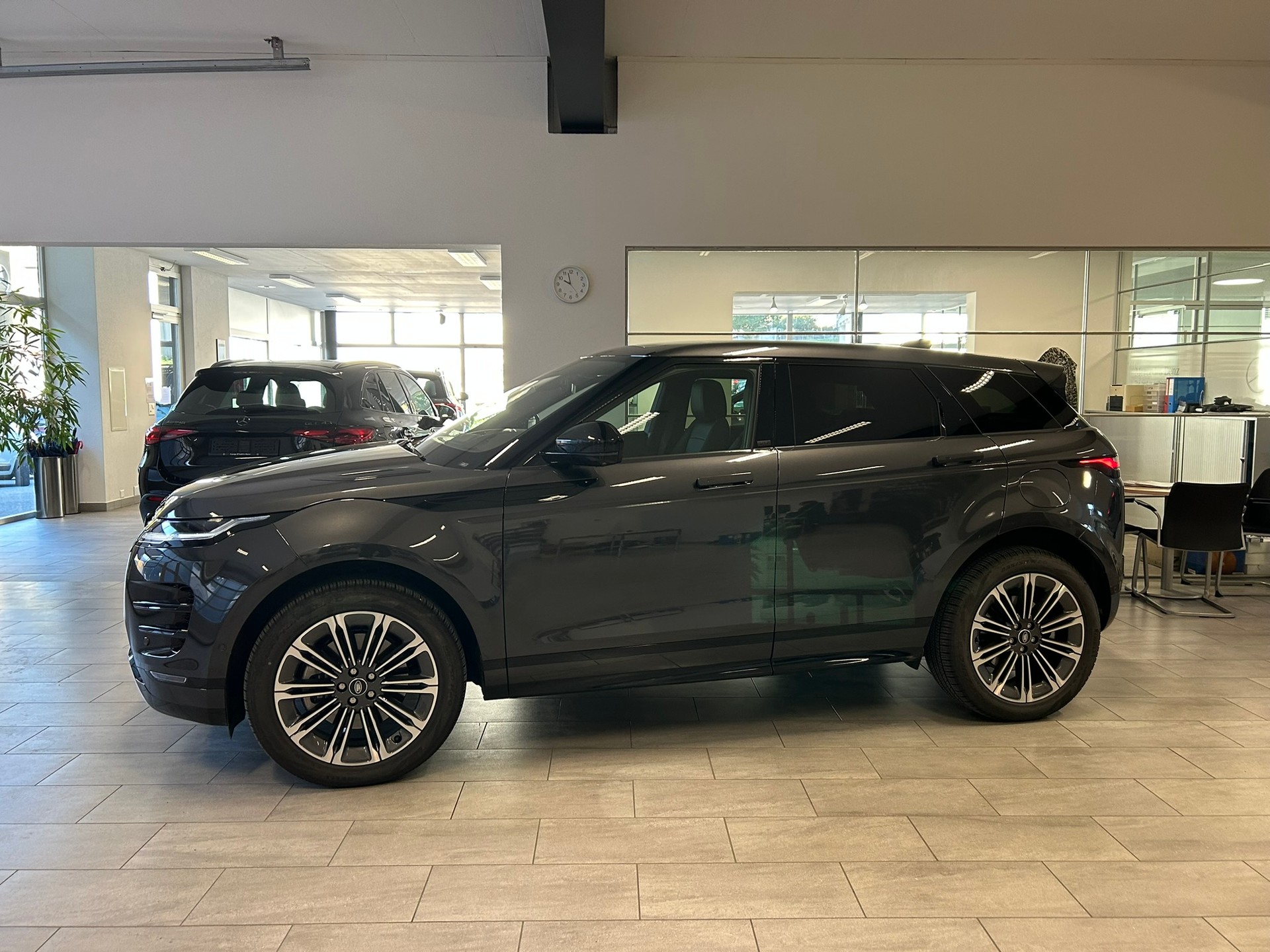 LAND ROVER Range Rover Evoque P 270e Dynamic HSE AT9-showroom-element-3