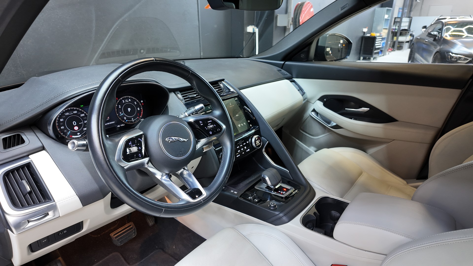 JAGUAR E-Pace 2.0 P200 AWD-image-9