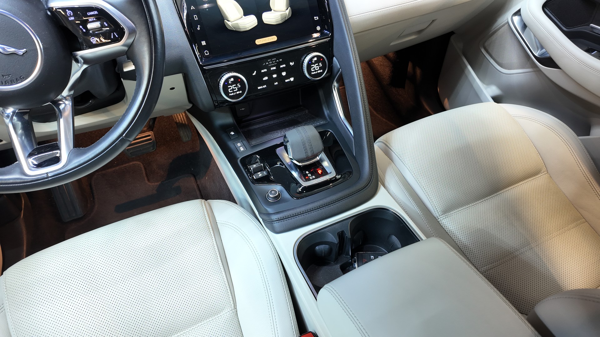 JAGUAR E-Pace 2.0 P200 AWD-image-17