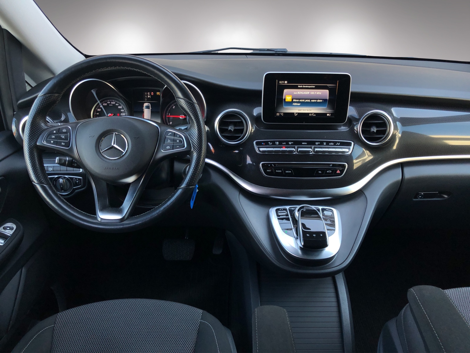 MERCEDES-BENZ V 220 d lang 4Matic 7G-Tronic-image-12