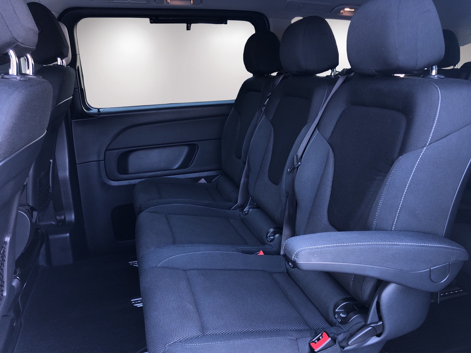 MERCEDES-BENZ V 220 d lang 4Matic 7G-Tronic-image-11