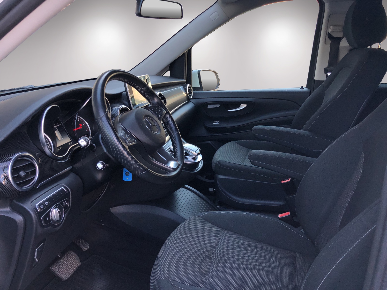 MERCEDES-BENZ V 220 d lang 4Matic 7G-Tronic-image-8