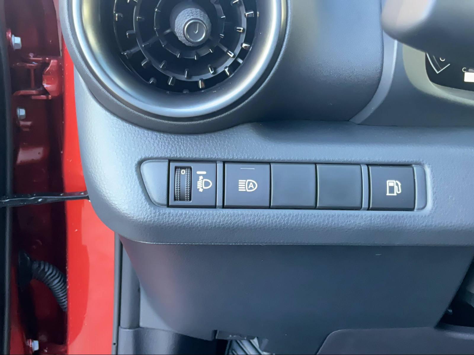 TOYOTA C-HR 2.0 HEV Swiss Edition 4x4-image-11
