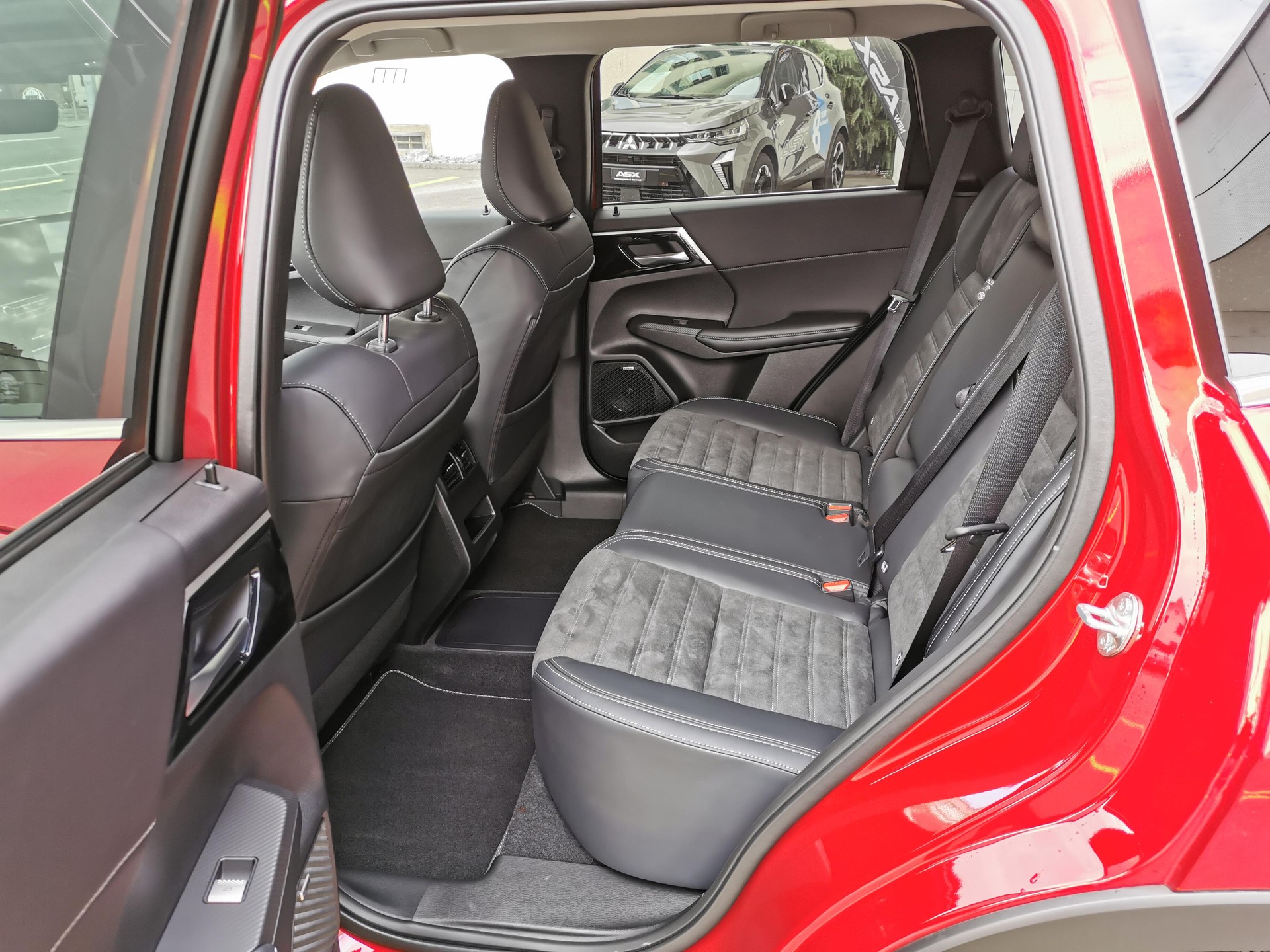 MITSUBISHI Outlander 2.4 PHEV Invite 4x4-image-6