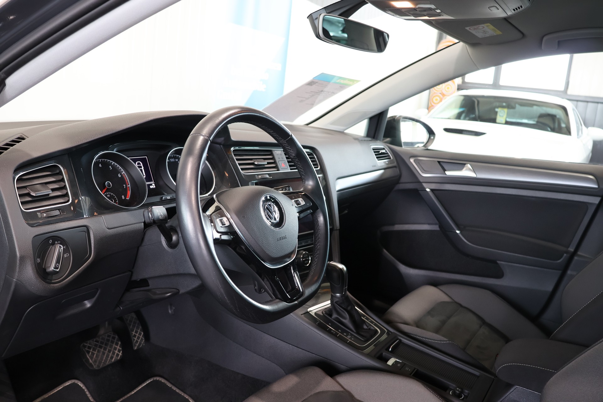 VW Golf 1.5 TSI EVO Highline R-Line DSG-image-10