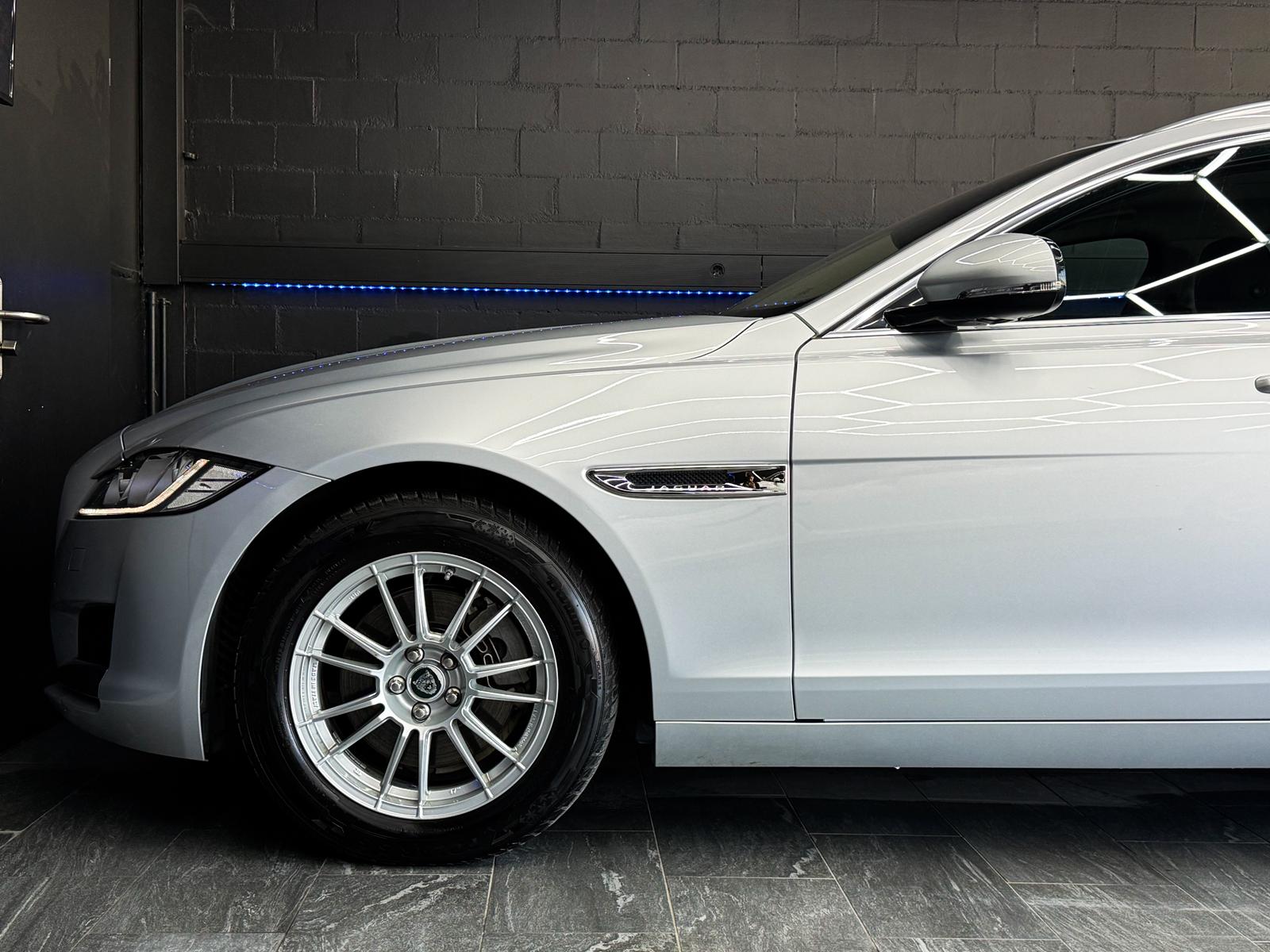 JAGUAR XF Sportbrake 20d Prestige AWD Automatic-image-4