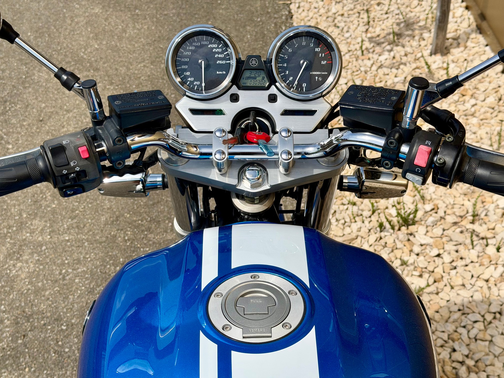 YAMAHA XJR 1300-image-15