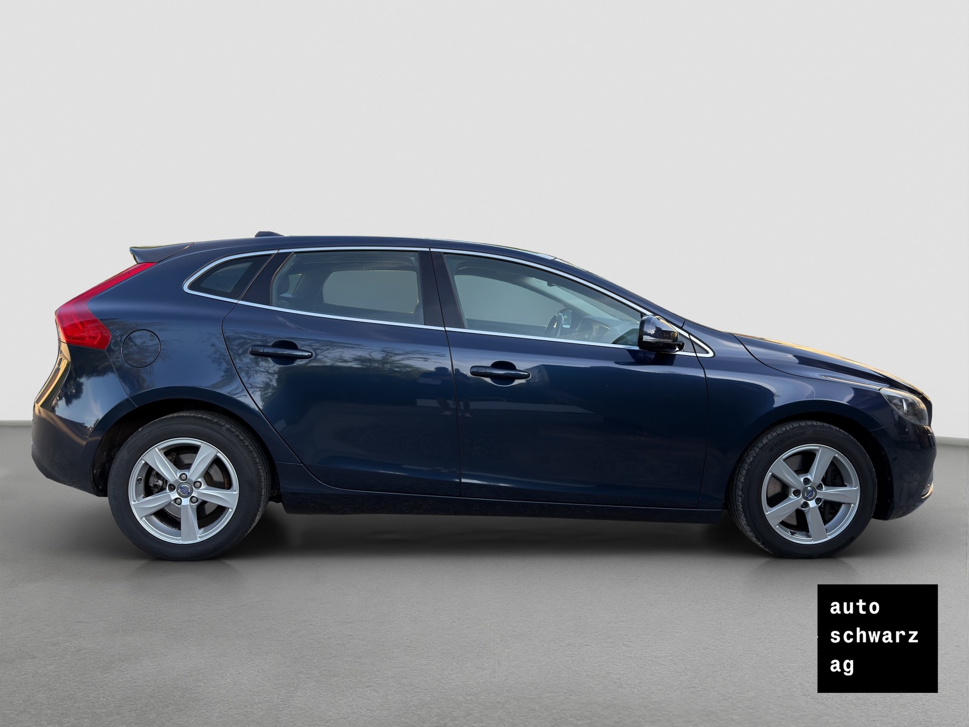 VOLVO V40 D4 Momentum Geartronic-showroom-element-3