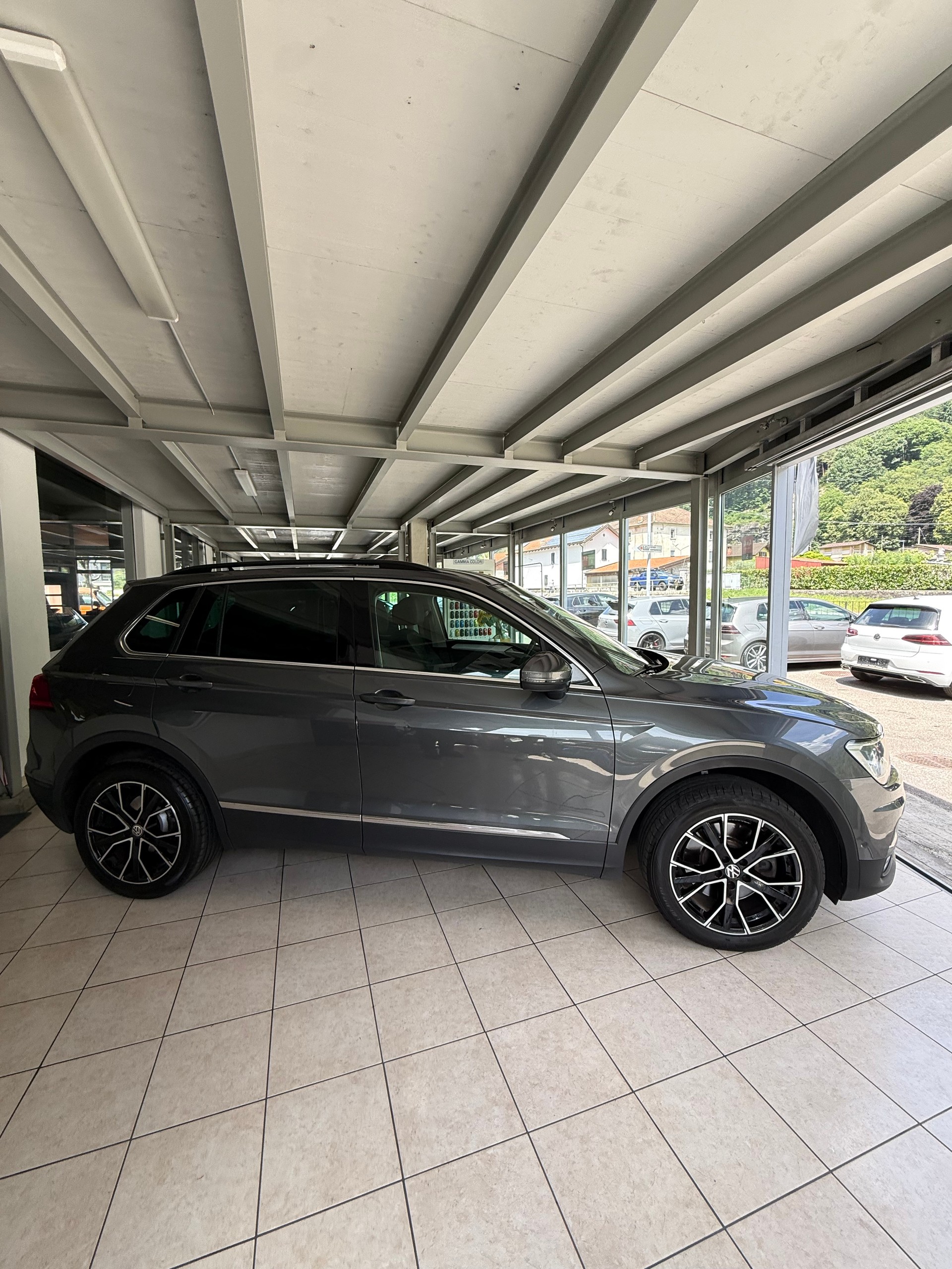 VW Tiguan 2.0 TDI SCR Comfortline 4Motion DSG-image-5
