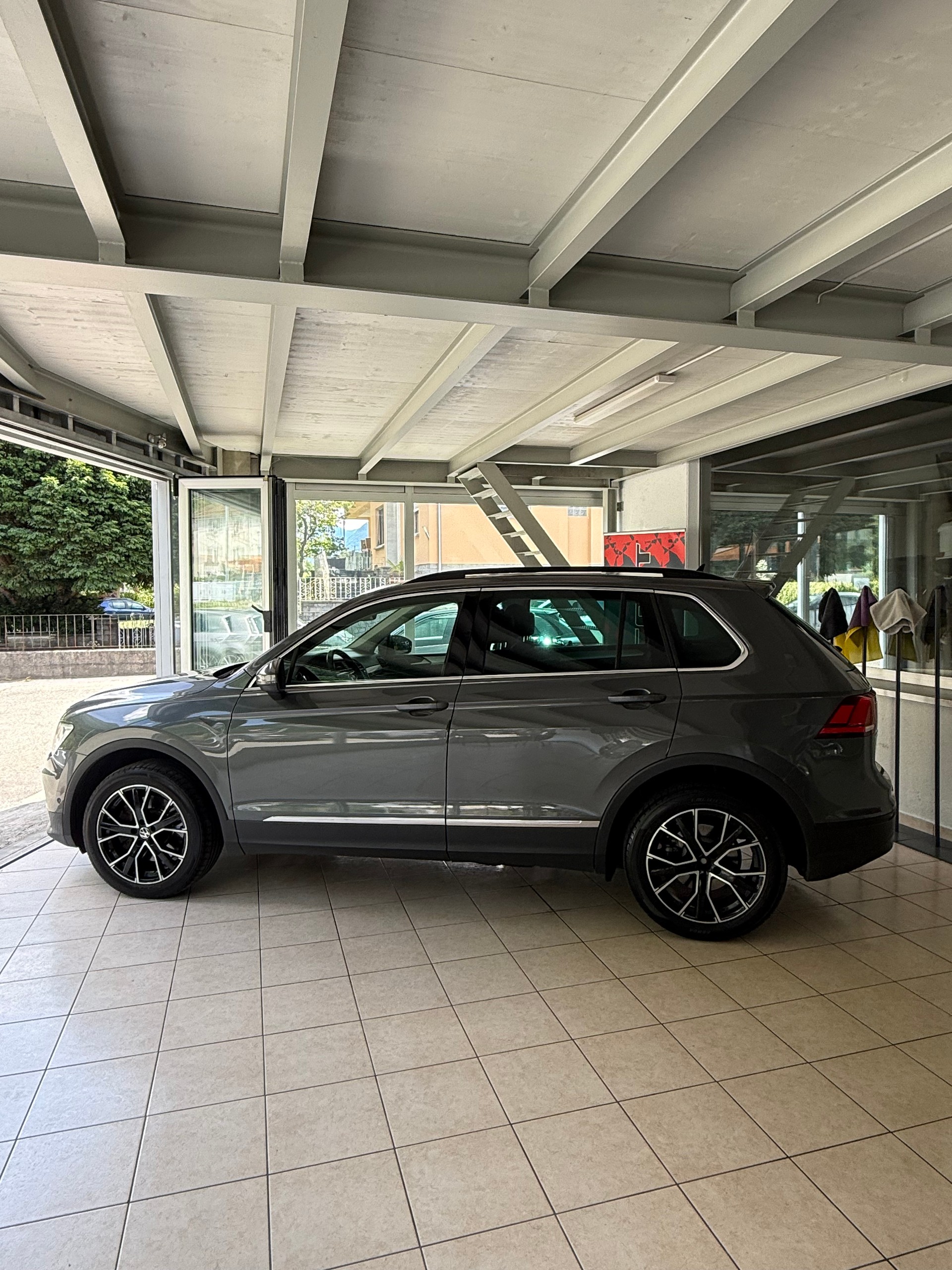 VW Tiguan 2.0 TDI SCR Comfortline 4Motion DSG-image-2