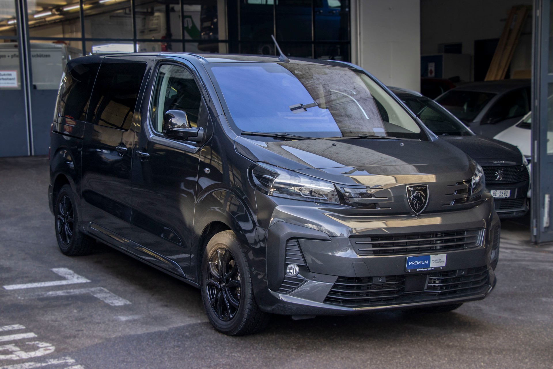 PEUGEOT Traveller 2.0 BlueHDi Business VIP Standard EAT8-showroom-element-3