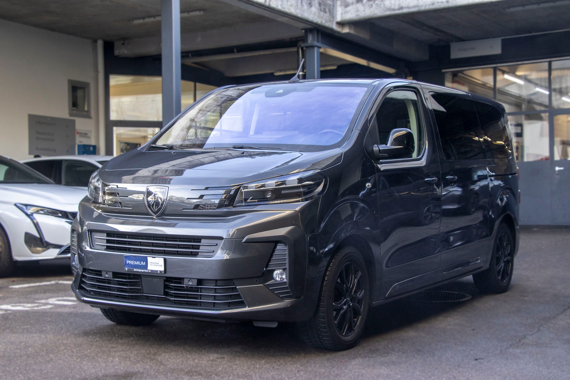 PEUGEOT Traveller 2.0 BlueHDi Business VIP Standard EAT8