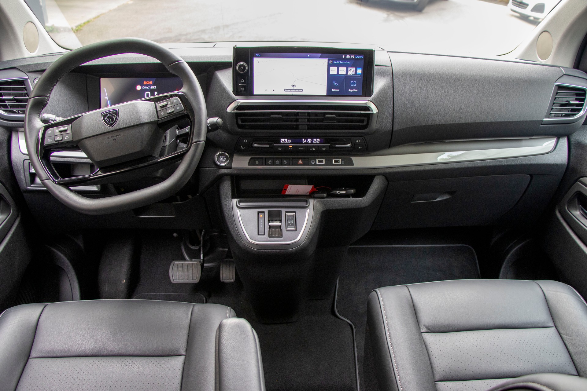 PEUGEOT Traveller 2.0 BlueHDi Business VIP Standard EAT8-image-4